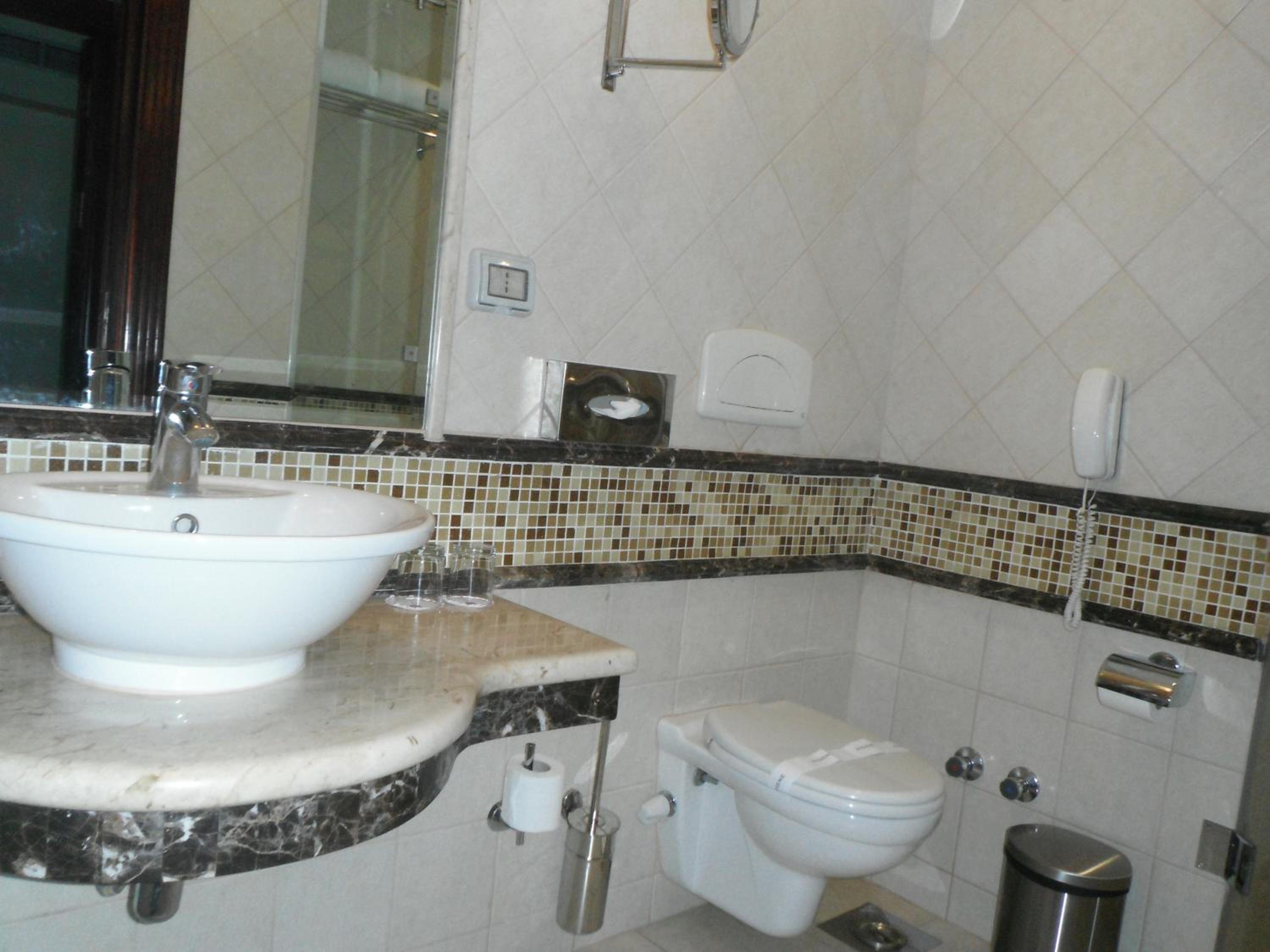 Executive Suite - Photo 9