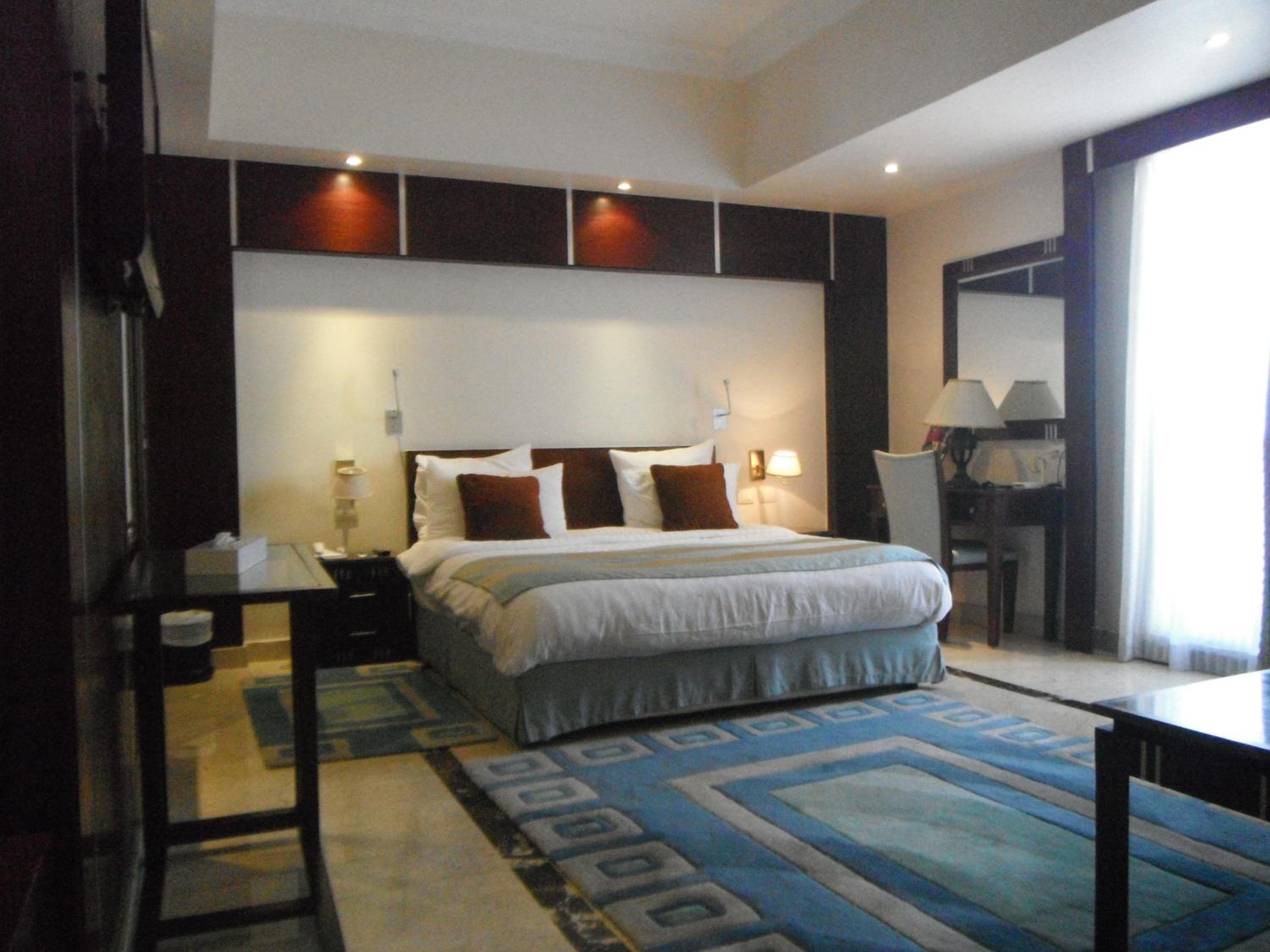 Executive Suite - Photo 5