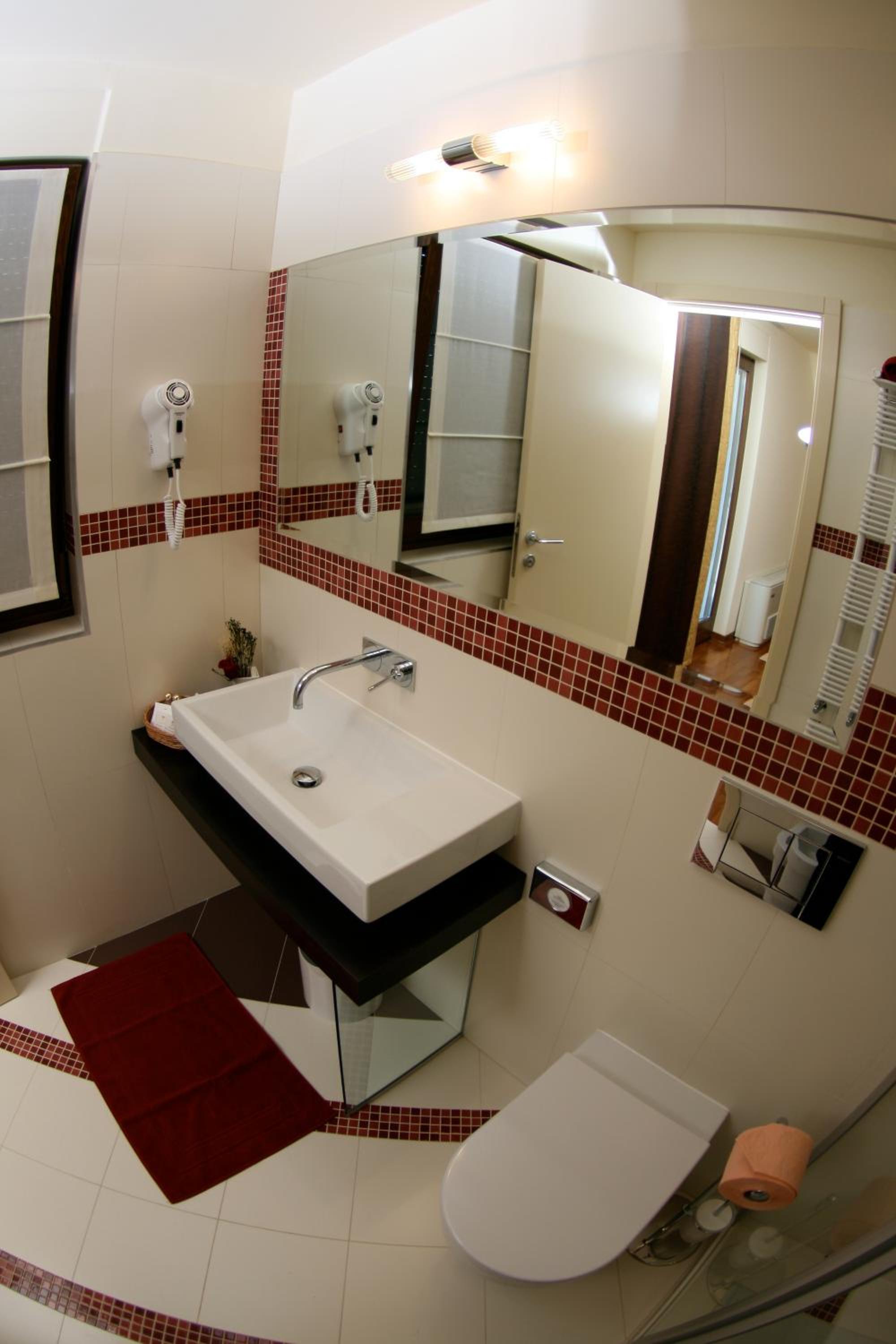 Double Room with Balcony - Photo 6
