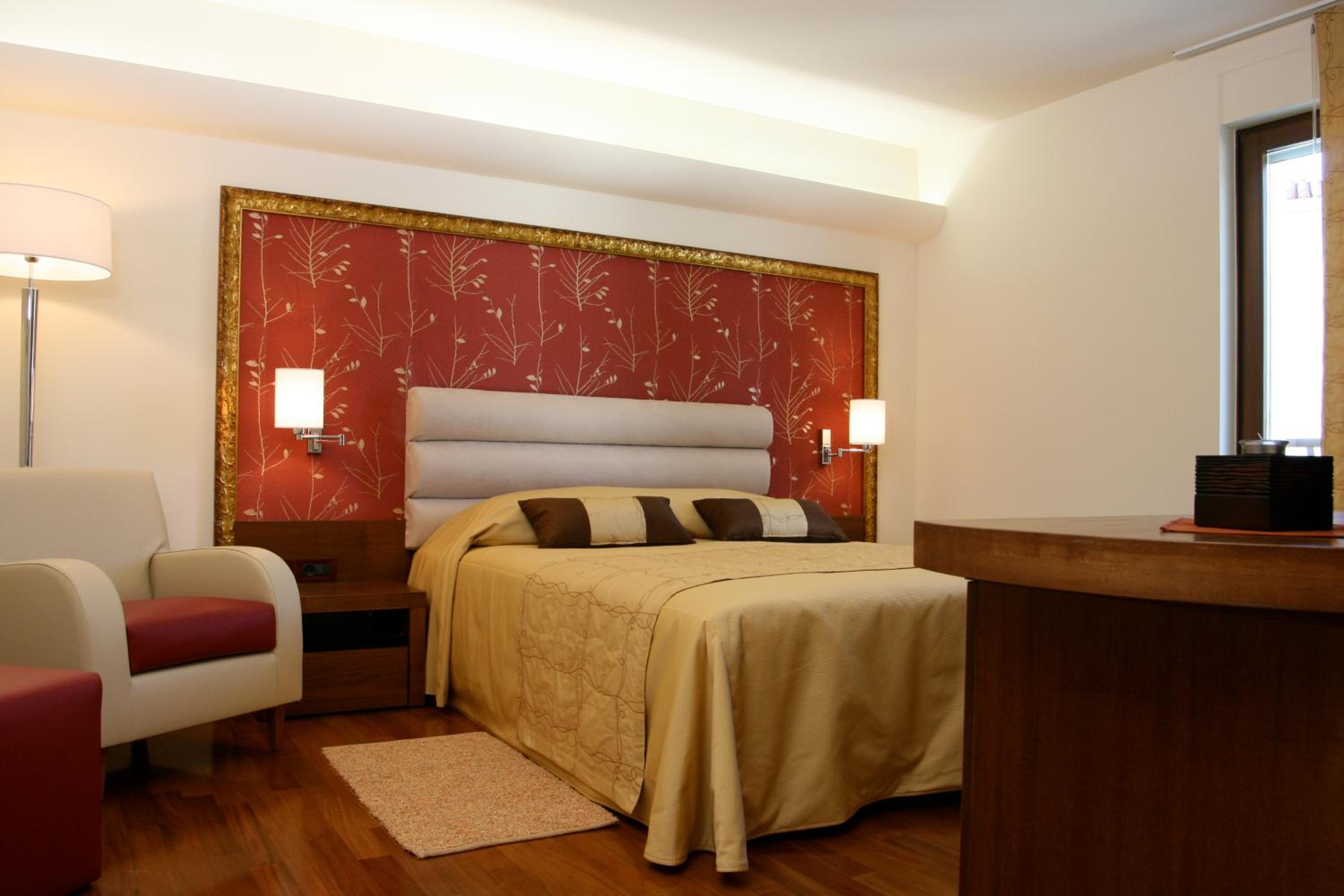Double Room with Balcony - Photo 3