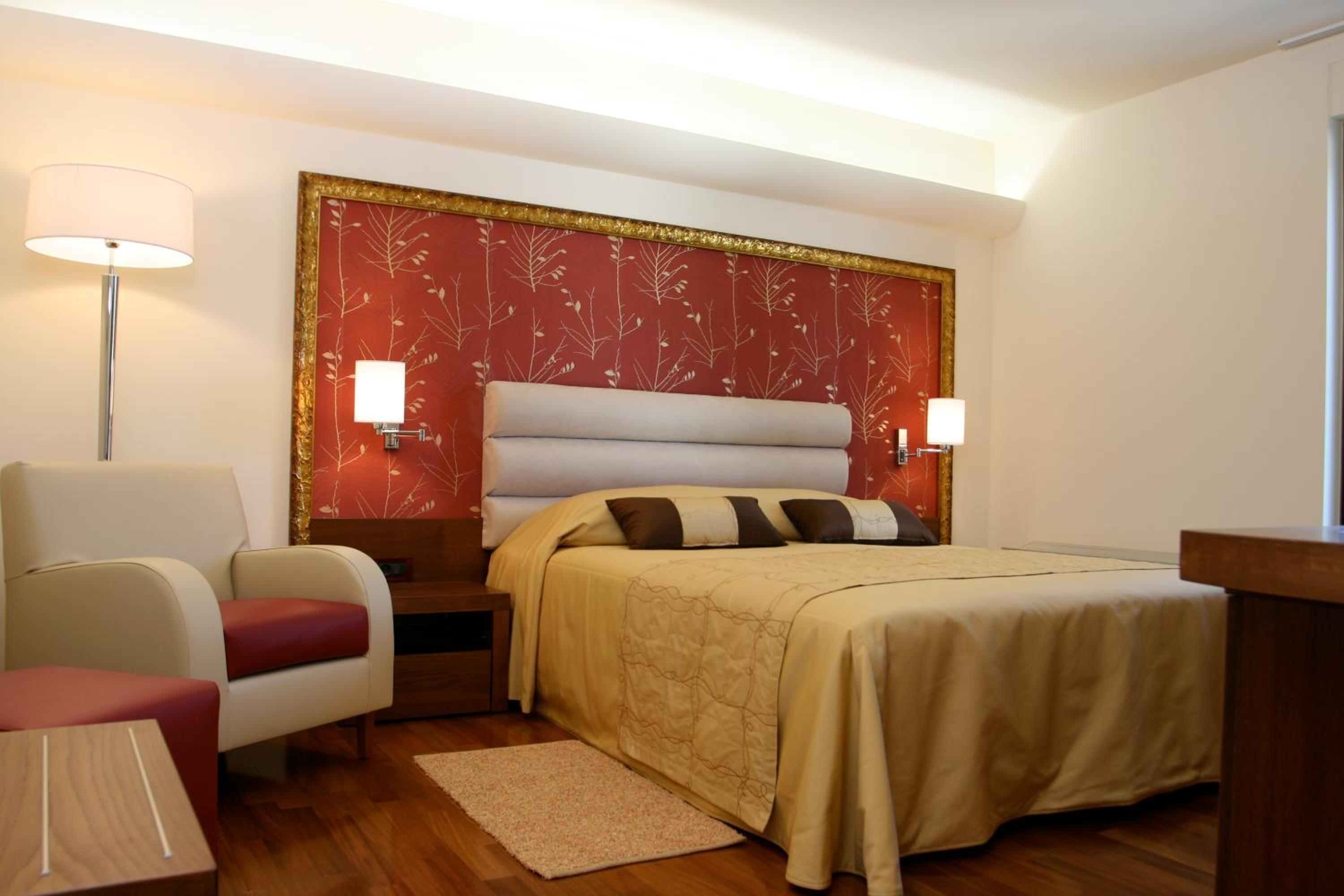 Double Room with Balcony - Photo 2