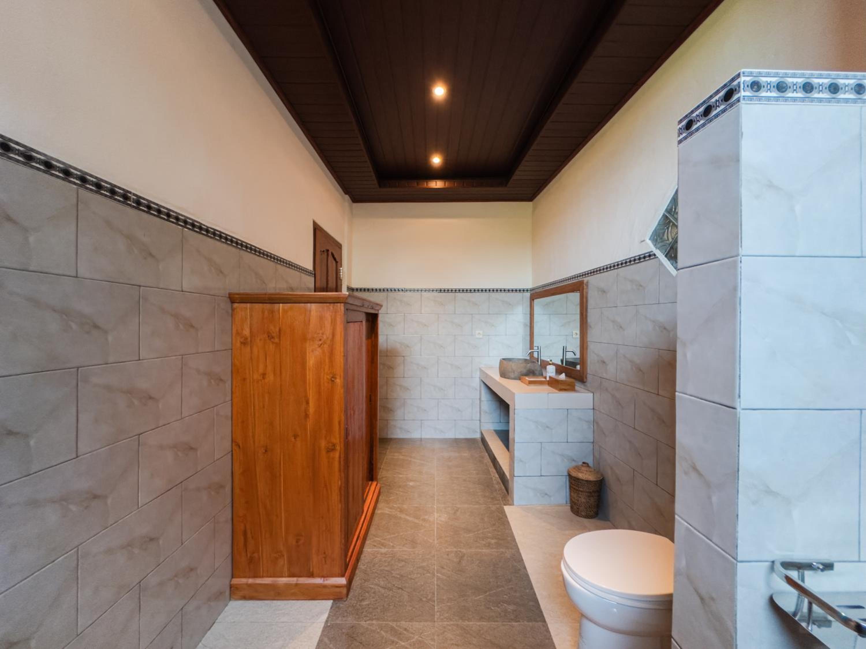 Deluxe Room with Bathtub photo 2