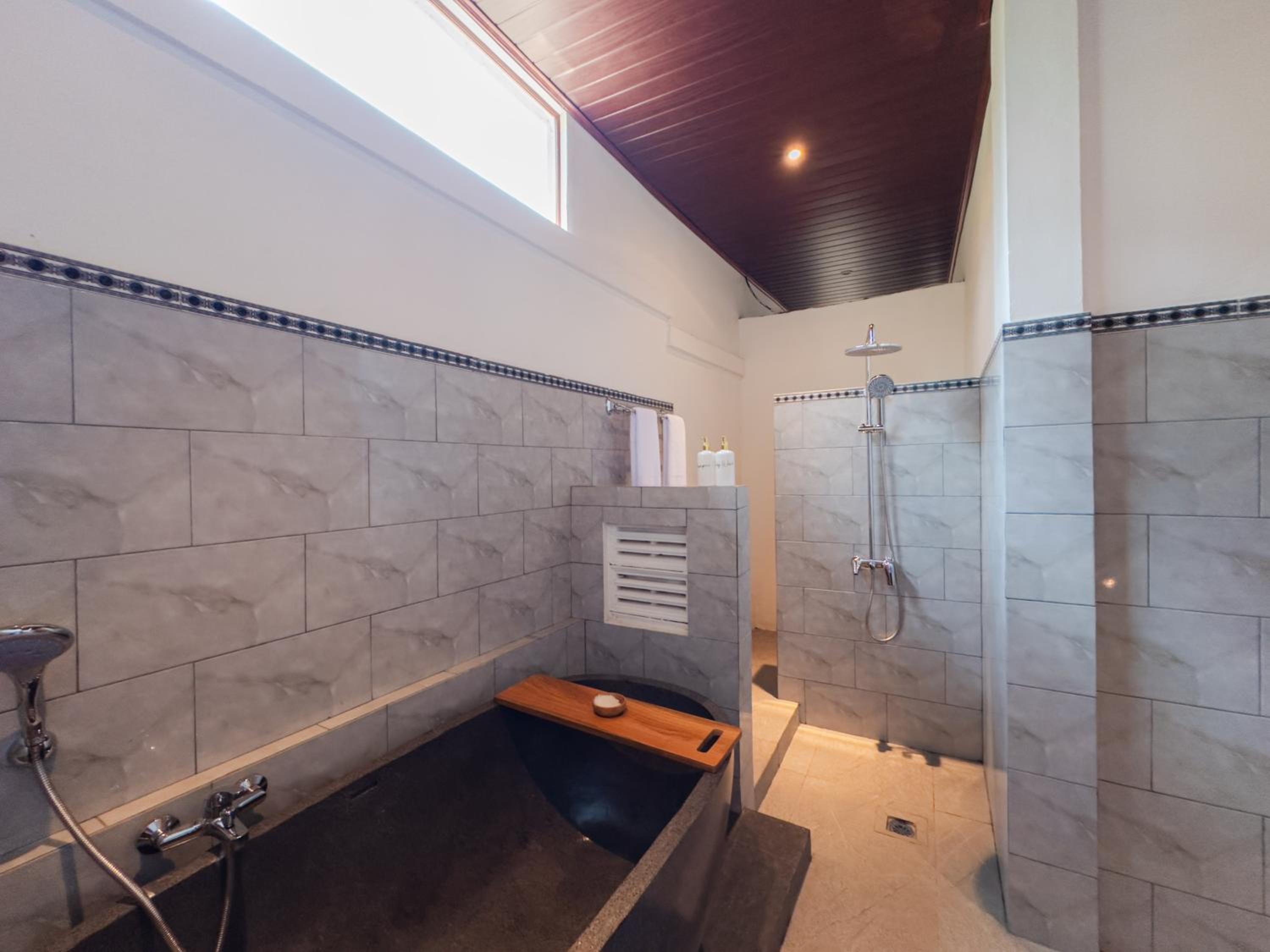 Deluxe Room with Bathtub photo 3