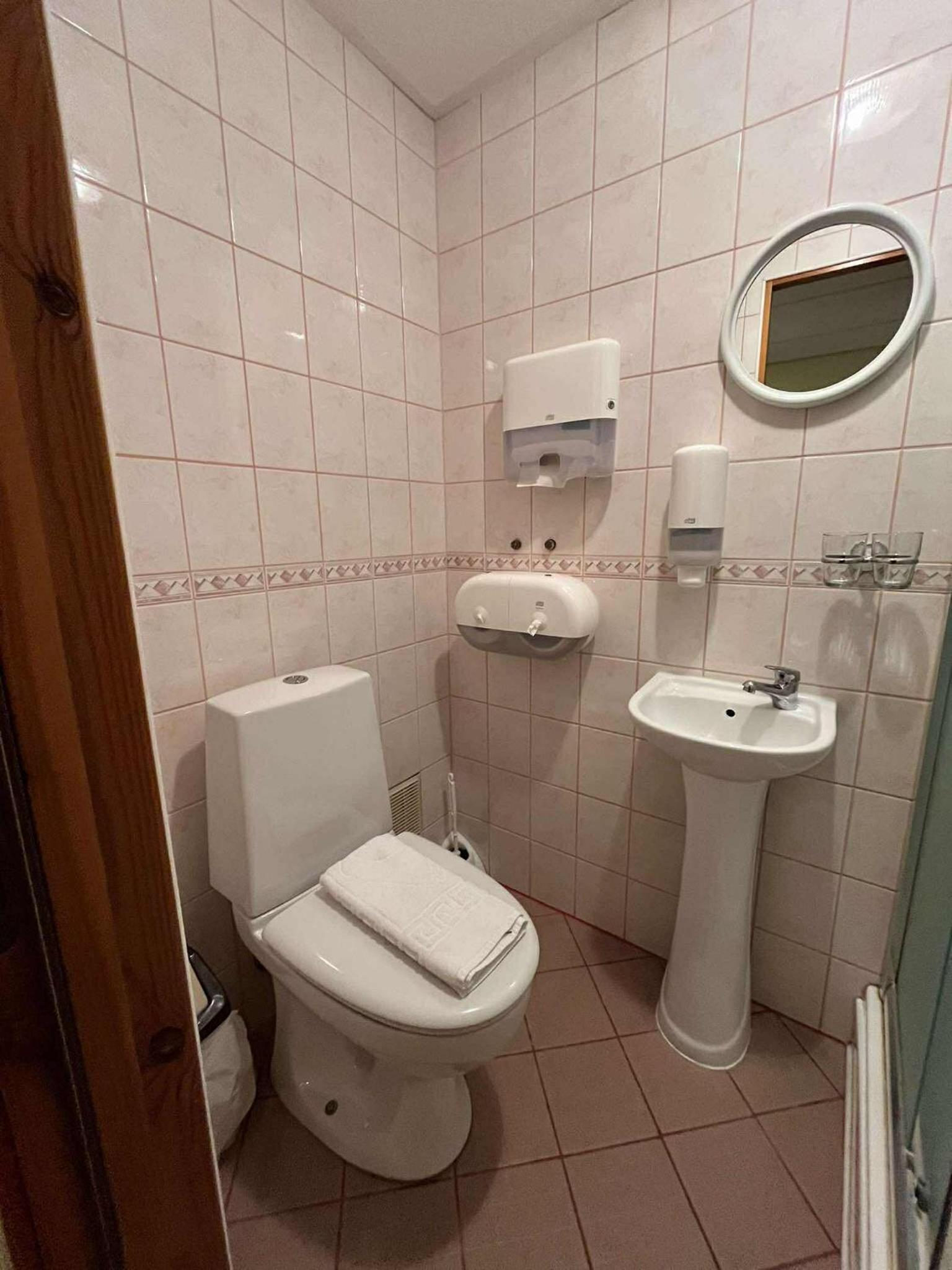 Twin Room with Shower photo 2