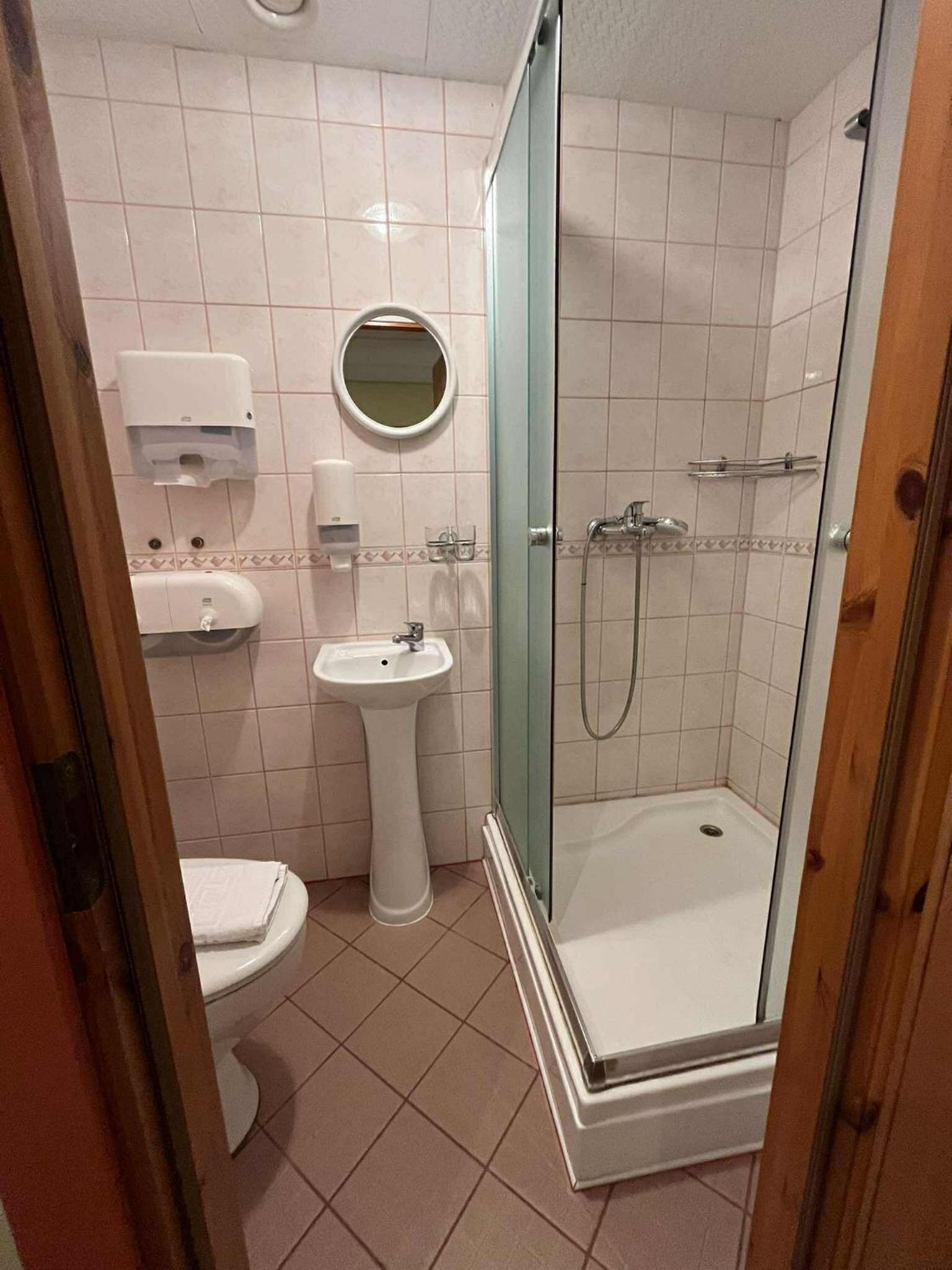 Twin Room with Shower photo 3