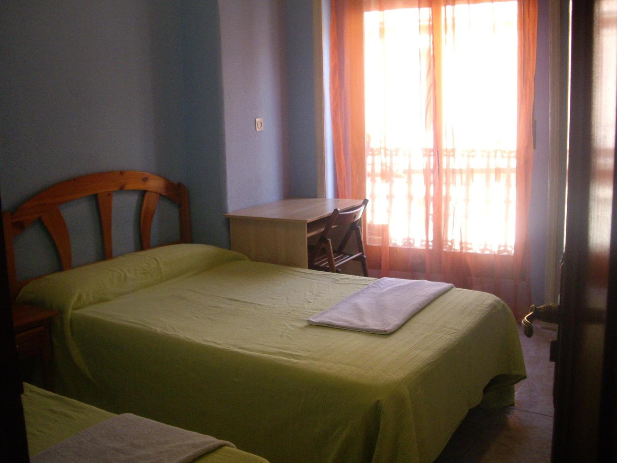 Standard Twin Room with Shared Bathroom photo 3