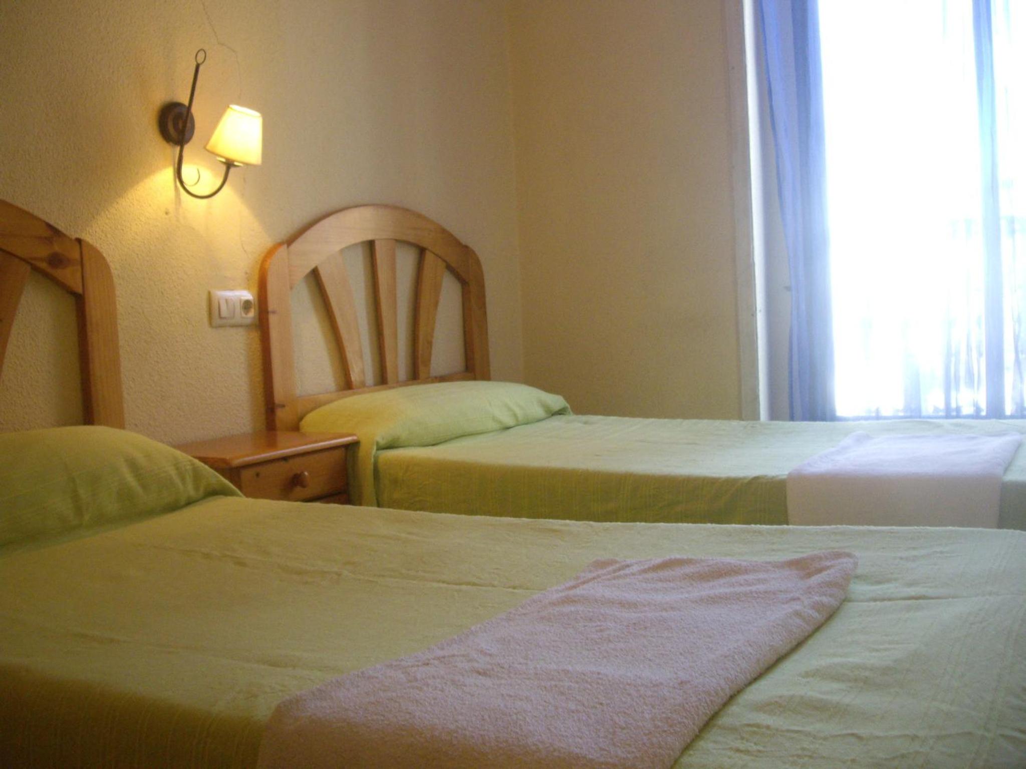 Standard Twin Room with Shared Bathroom photo 3