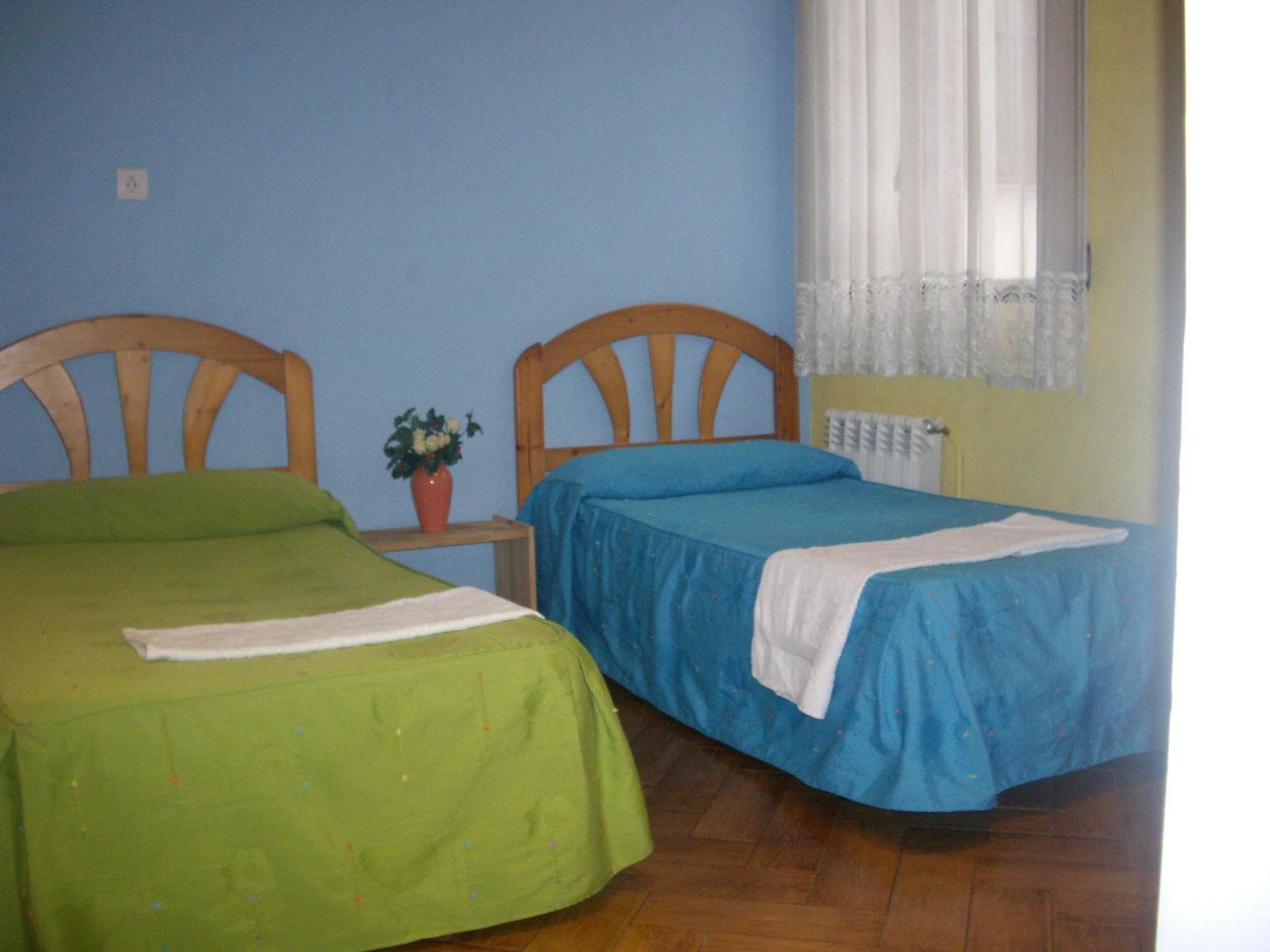 Habitación Estándar con Dos Camas y Baño Compartido
