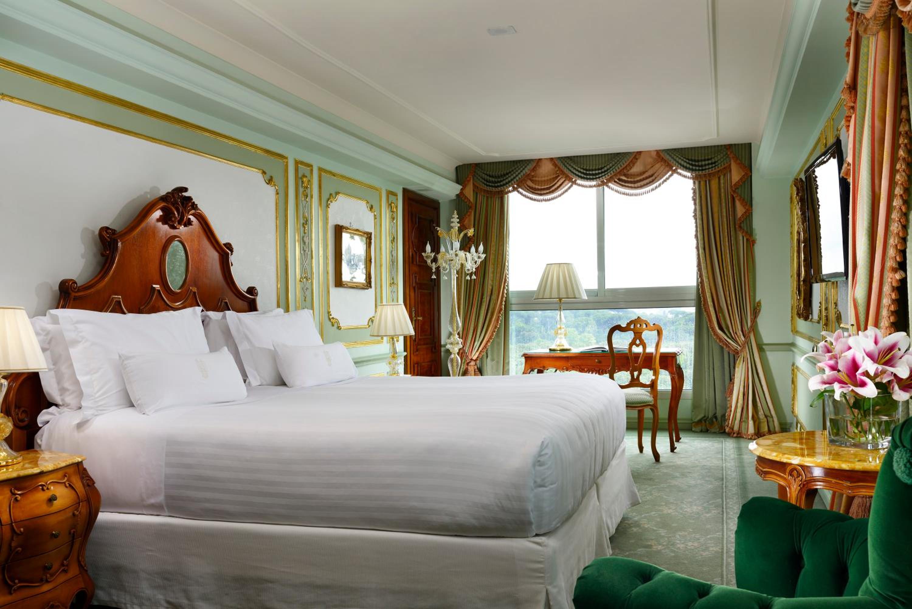 Deluxe Suite with Balcony photo 3