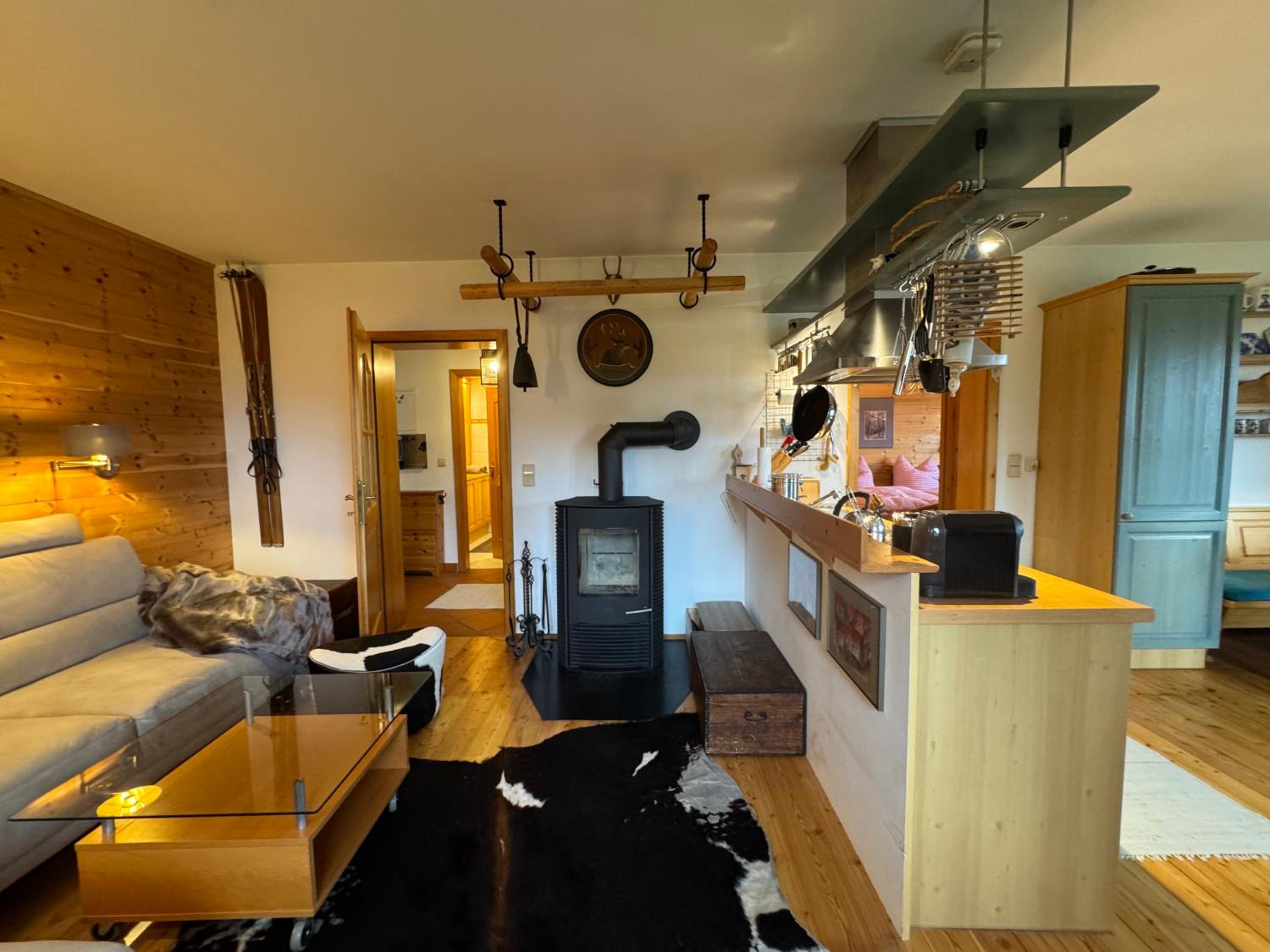 One-Bedroom Apartment with Balcony and Mountain View   photo 3