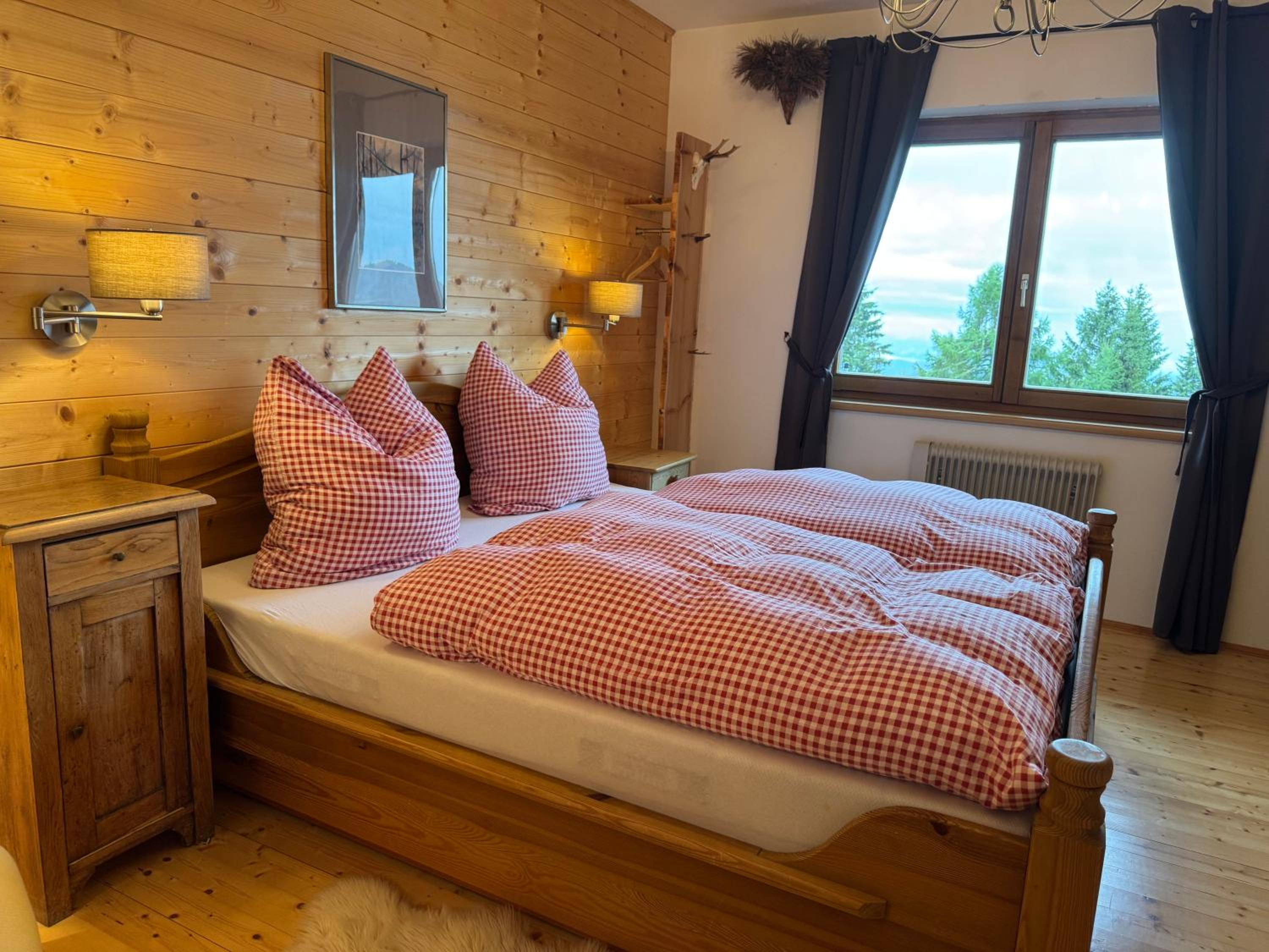 One-Bedroom Apartment with Balcony and Mountain View   photo 2