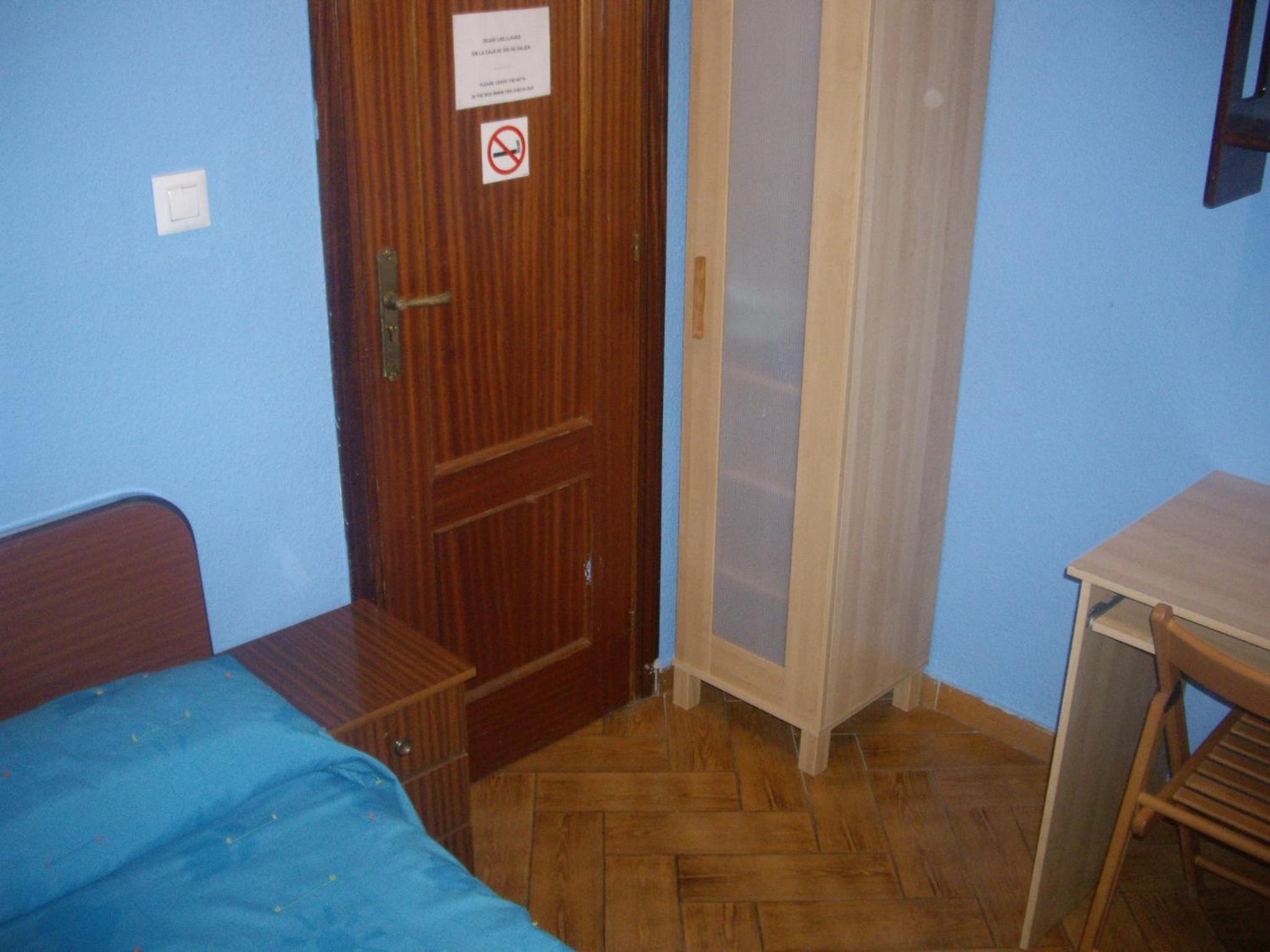 Single Room with Shared Bathroom photo 2