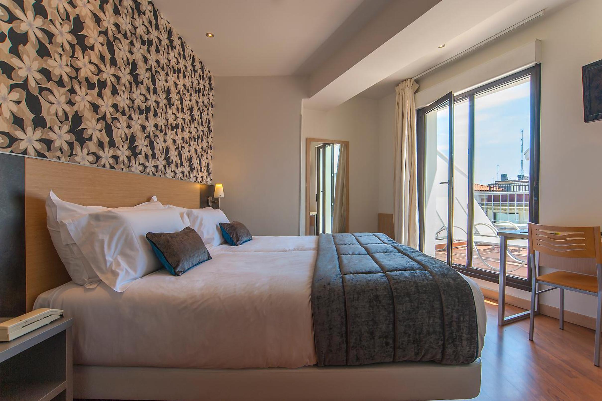 Double Room with Sea View - Photo 2