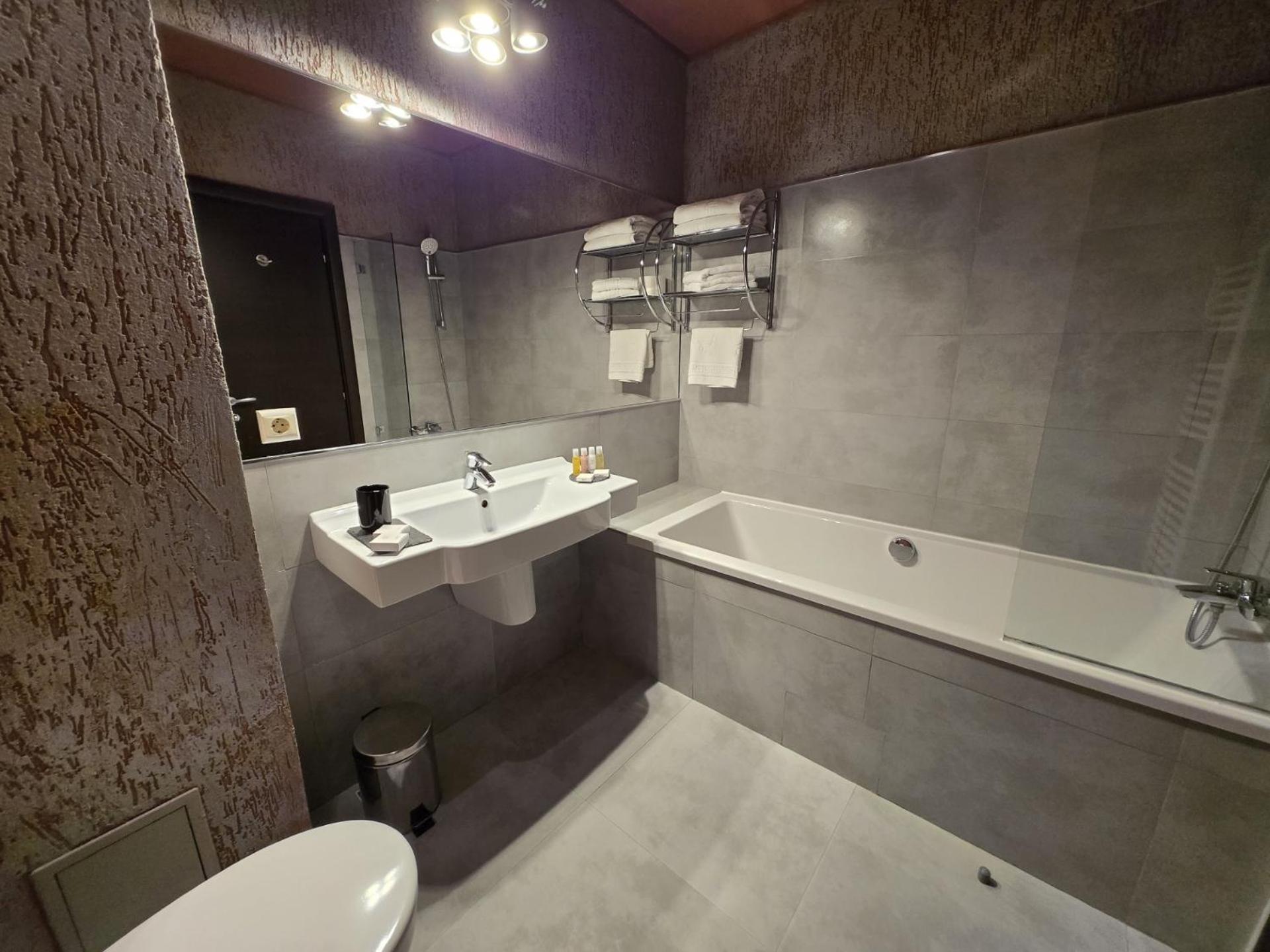 Deluxe Twin Room - Photo 3