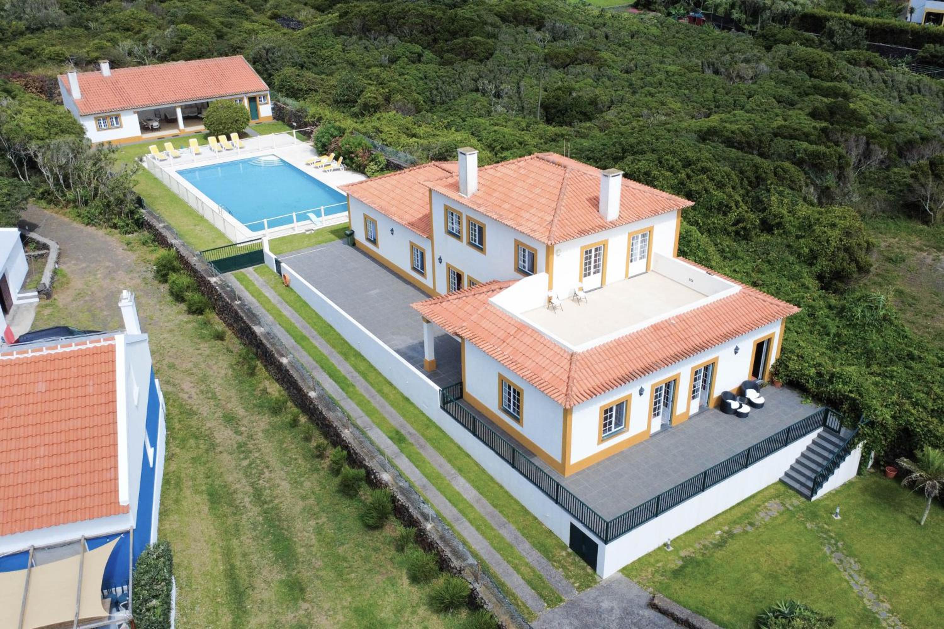 Five-Bedroom House photo 1