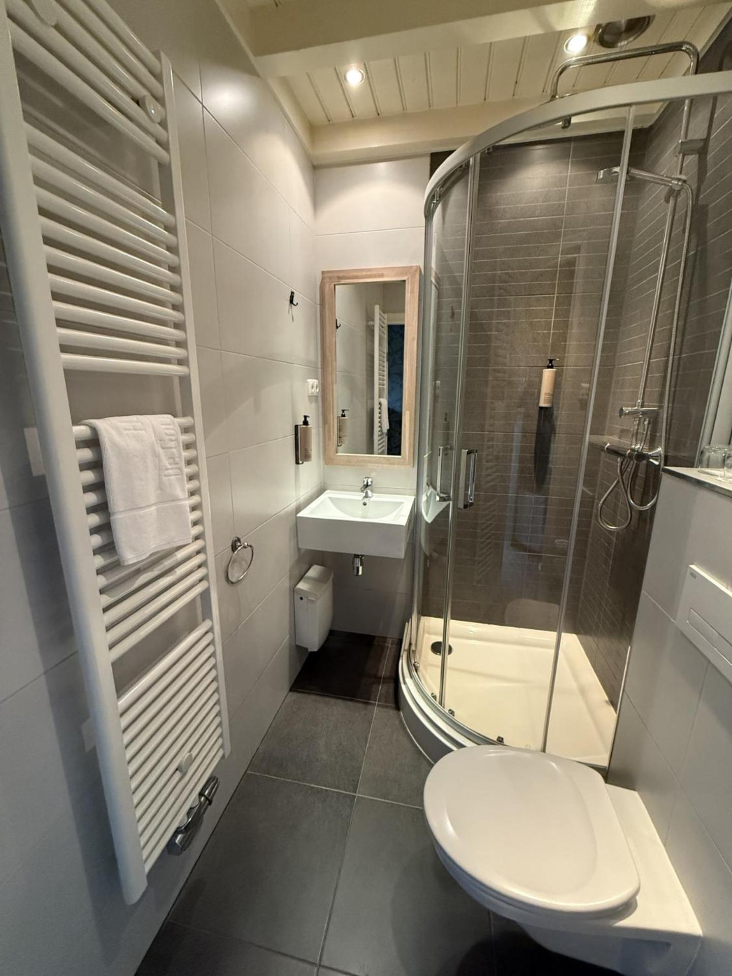 Single Room with Private Bathroom photo 2