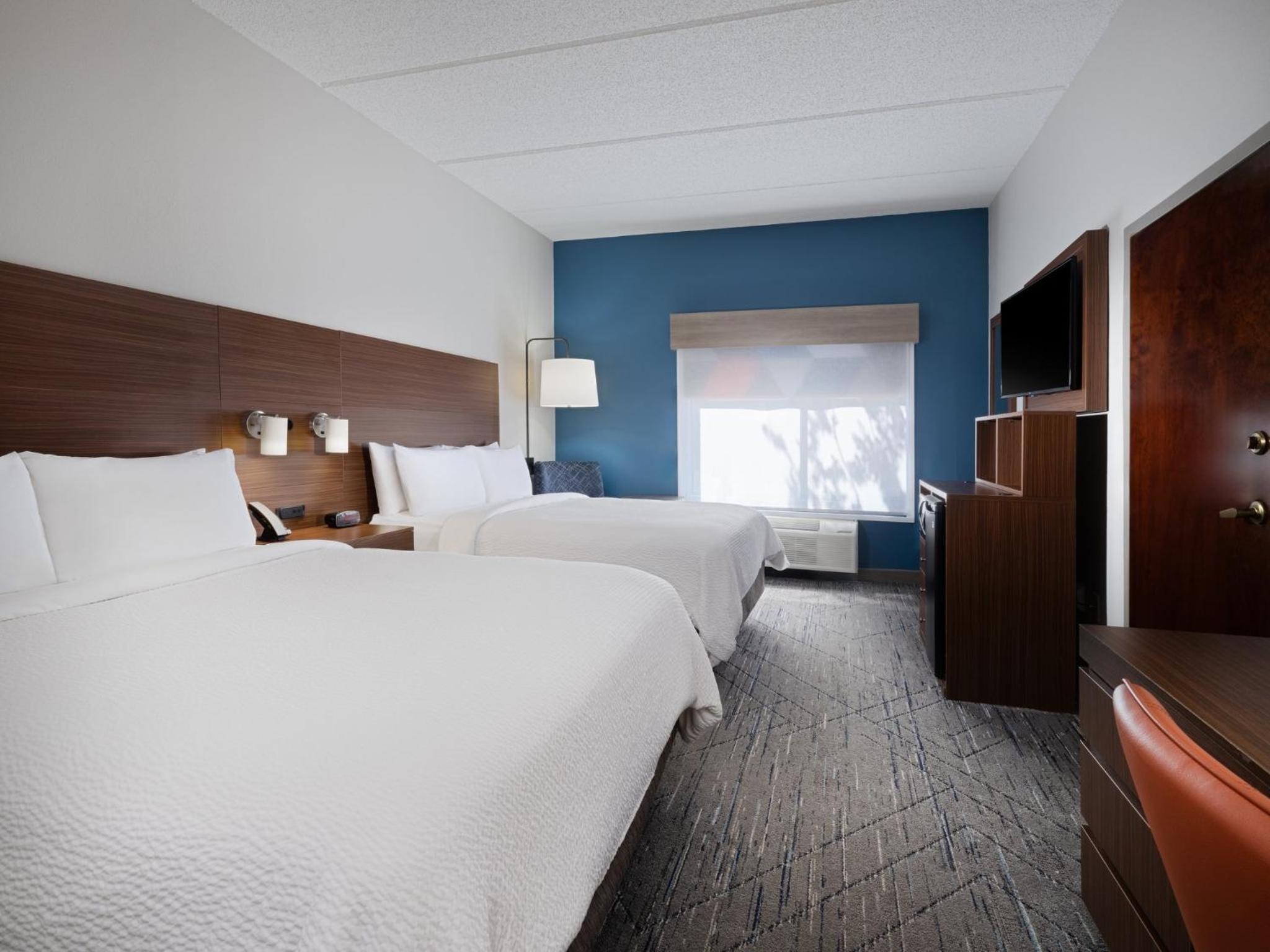 Standard Queen Room with Two Queen Beds and Mobility Accessible Tub - Photo 7