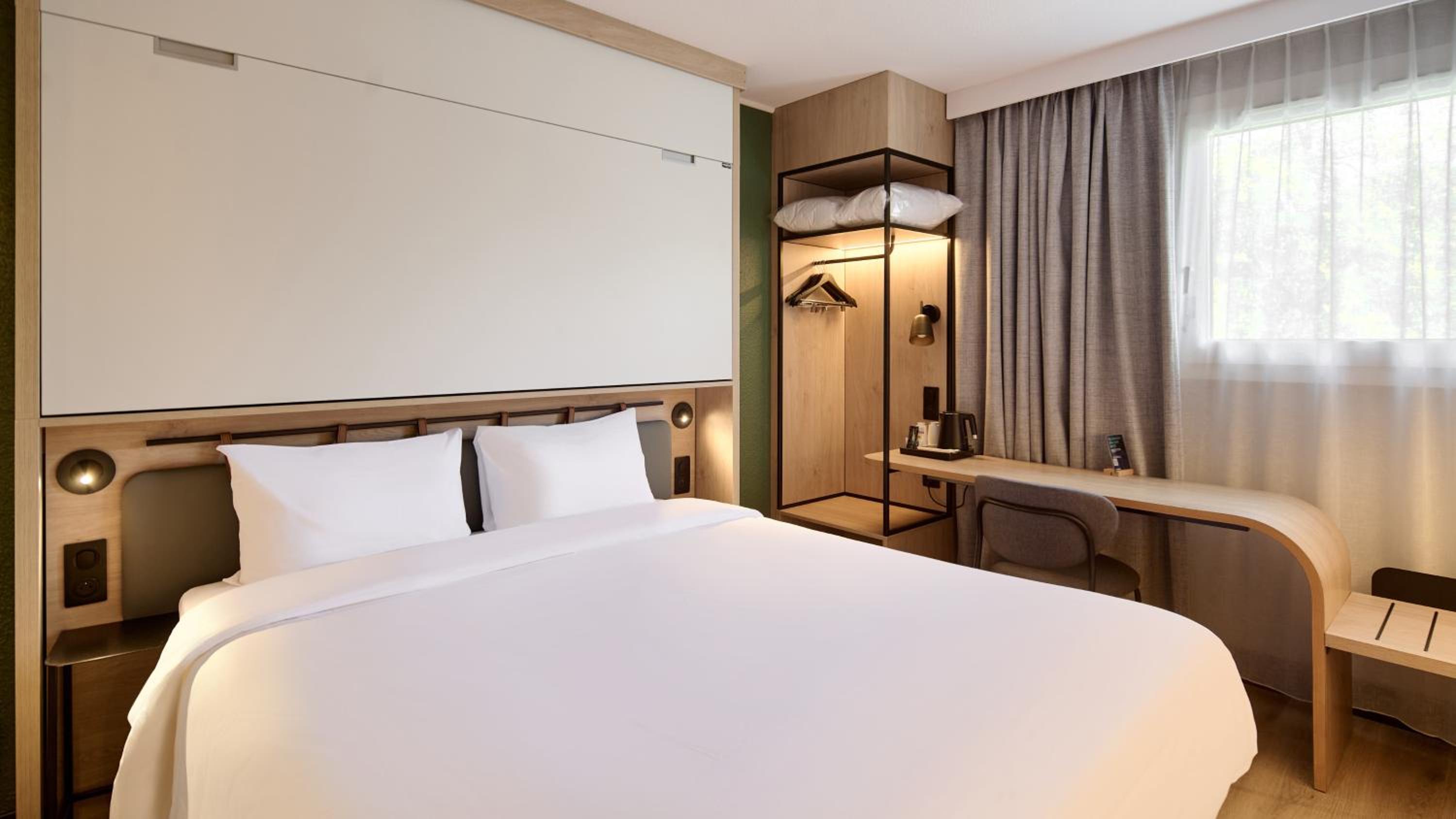 Standard Room - 1 Queen Bed 1 Bunk Bed - Photo 11