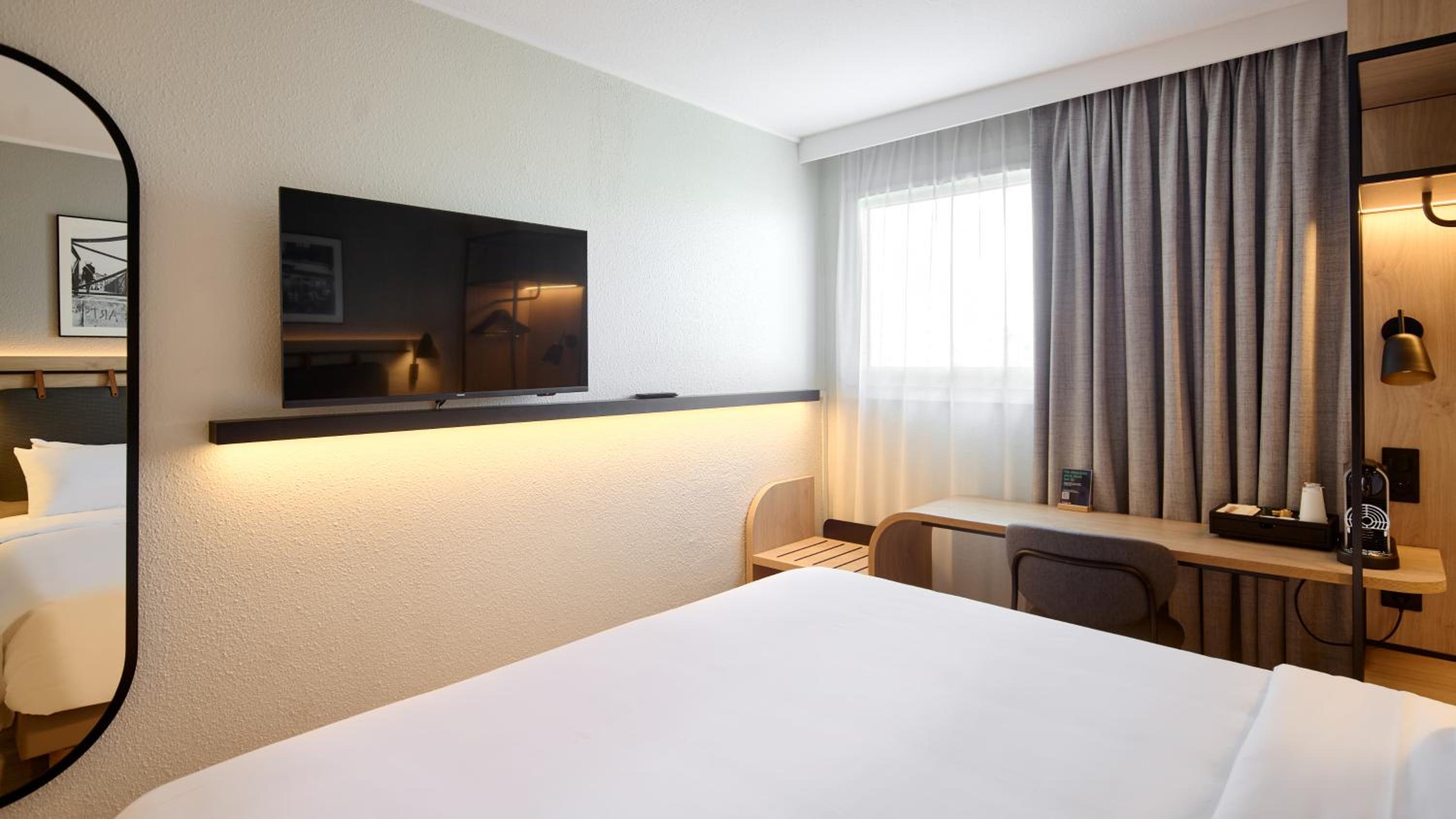 Standard Room - 1 Queen Bed - Photo 11