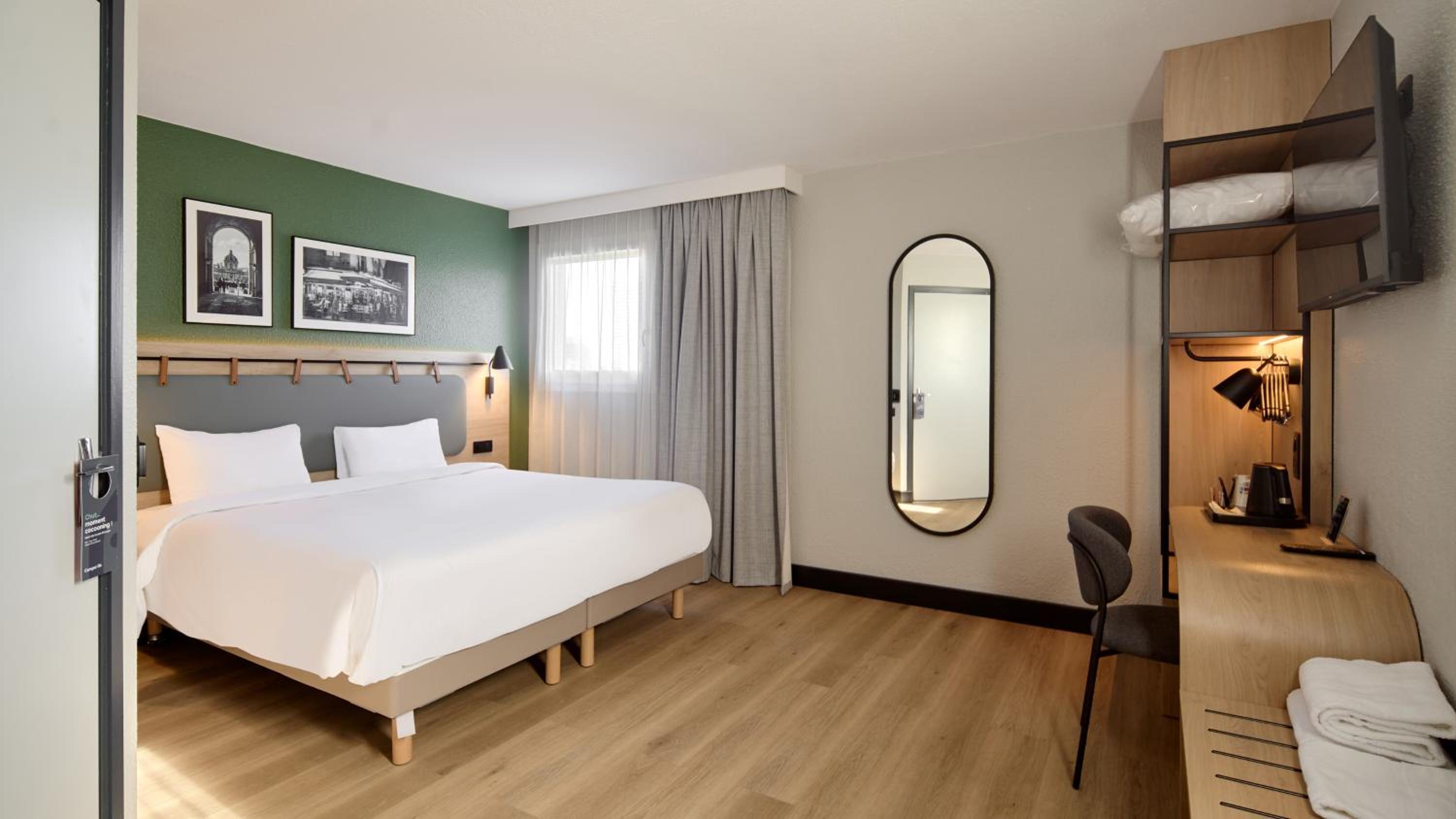 Standard Room - 1 Queen Bed - Photo 9