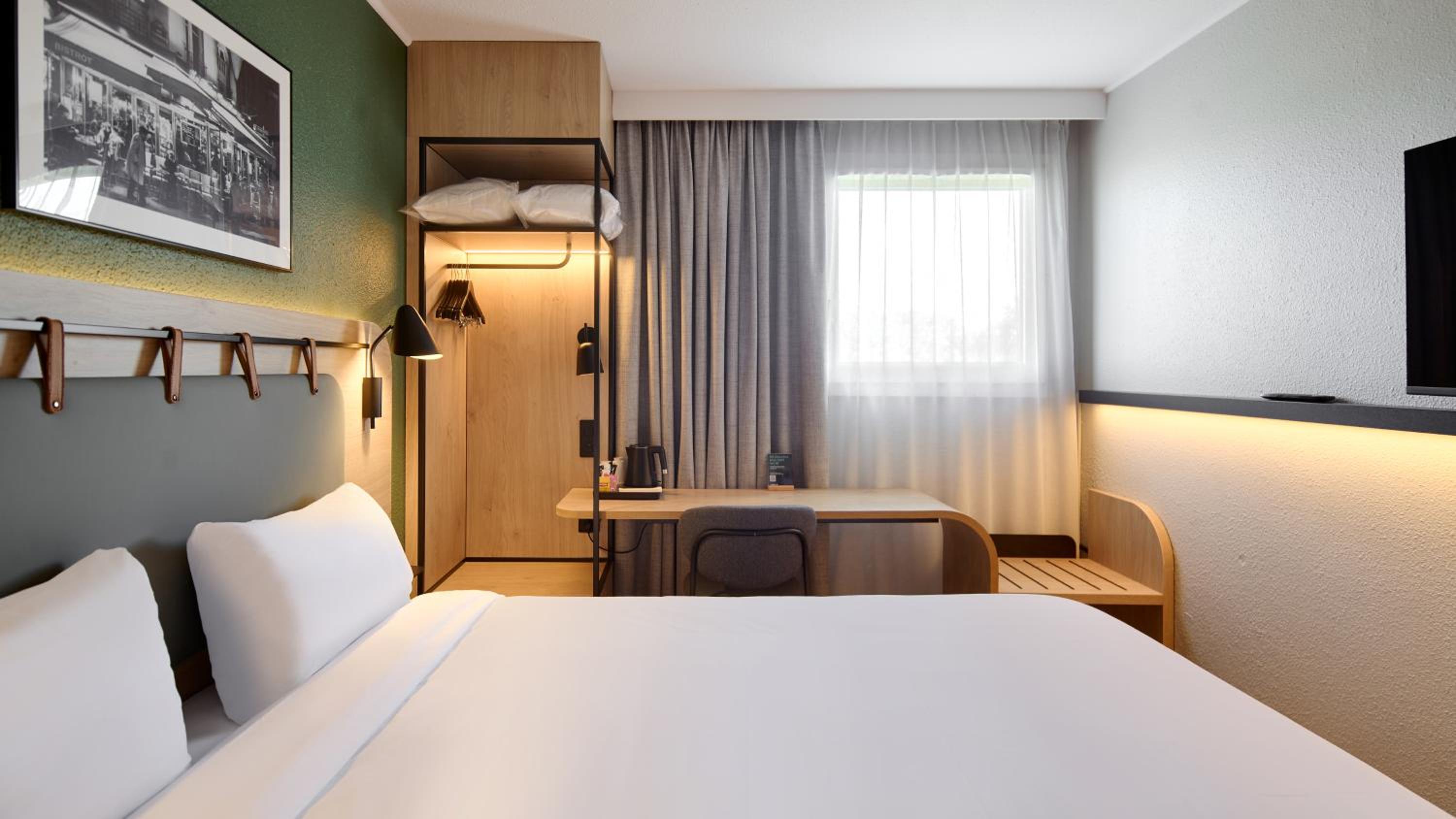 Standard Room - 1 Queen Bed - Photo 7
