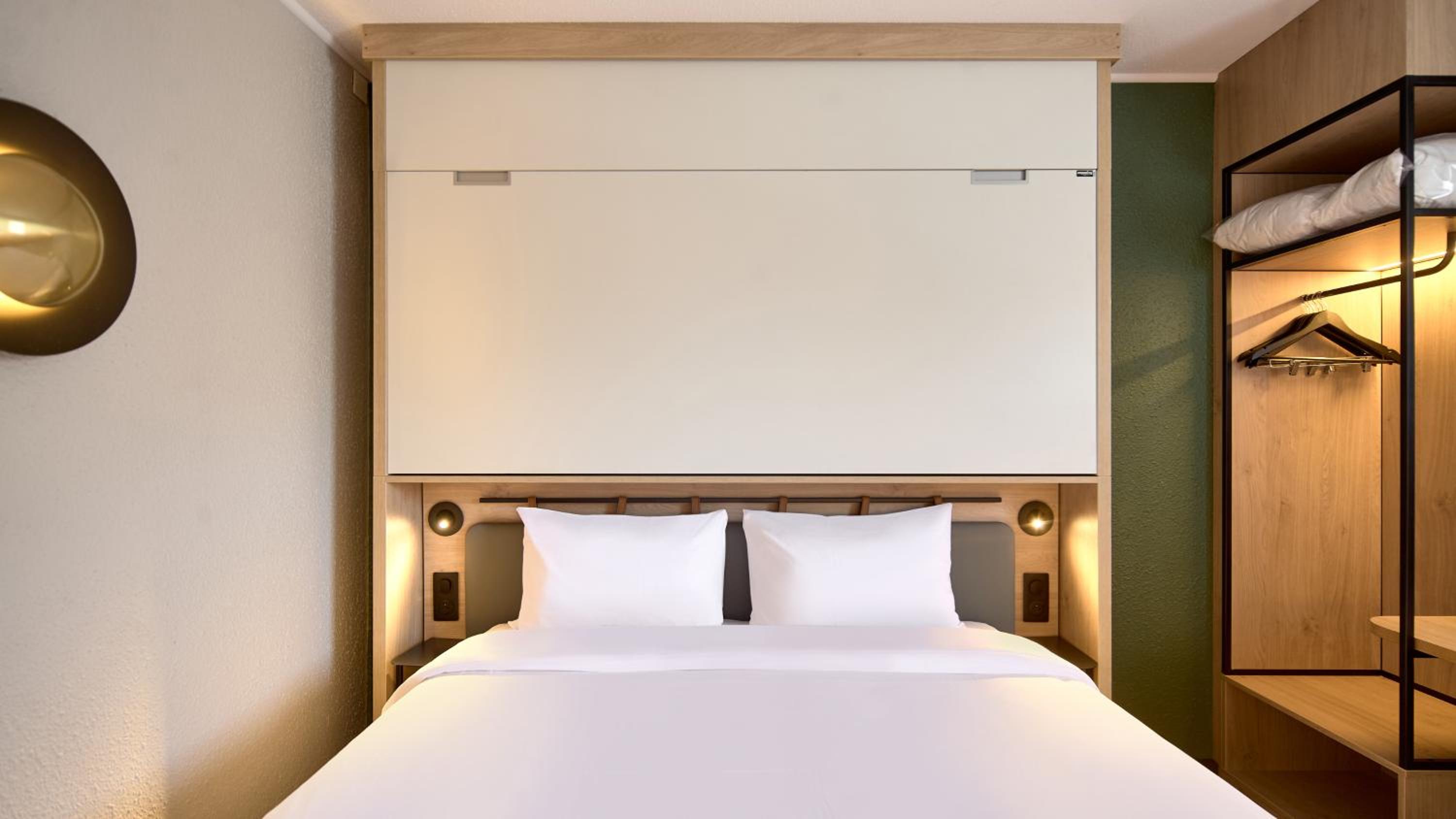 Standard Room - 1 Queen Bed 1 Bunk Bed - Photo 4