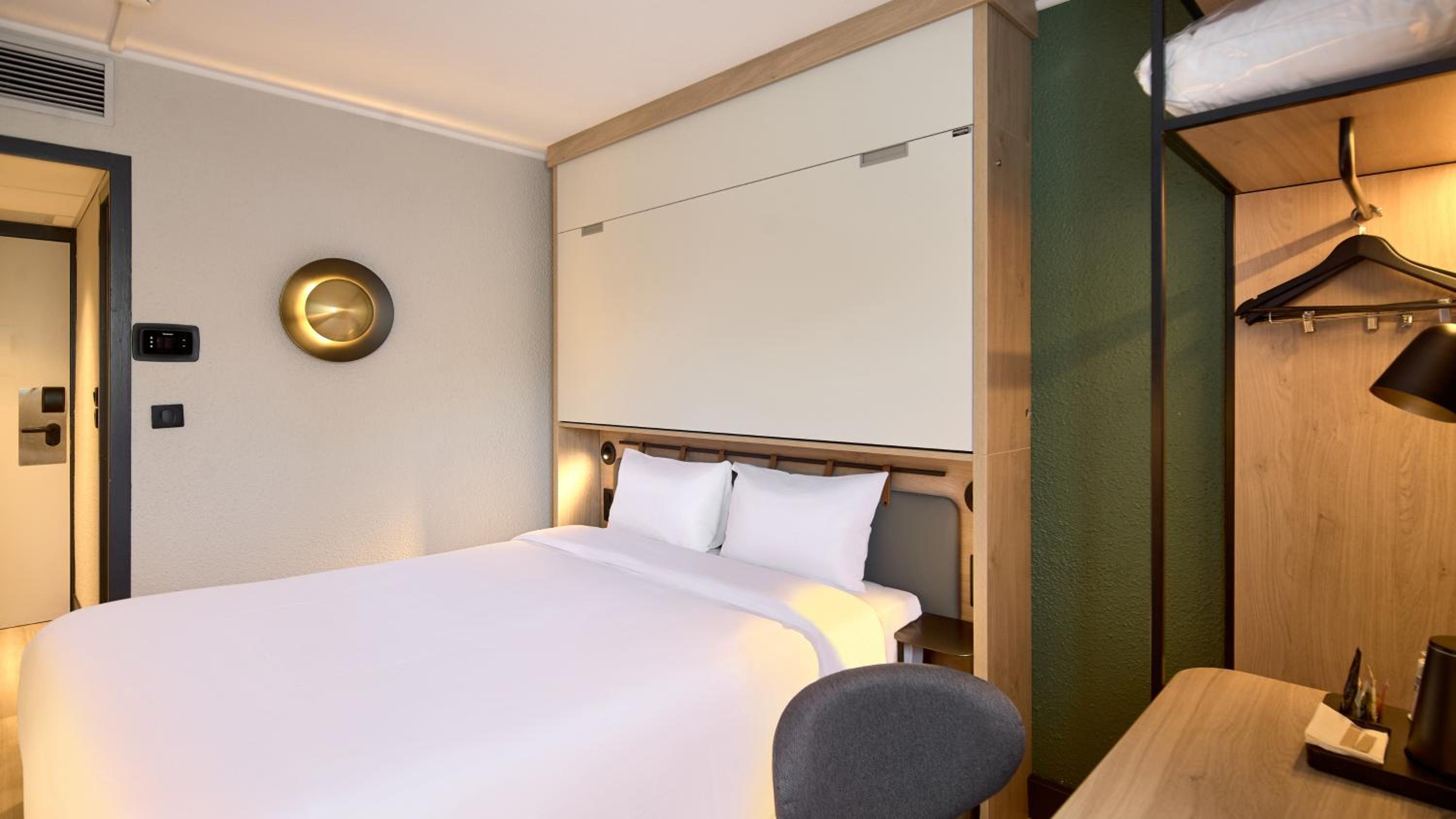 Standard Room - 1 Queen Bed 1 Bunk Bed - Photo 3