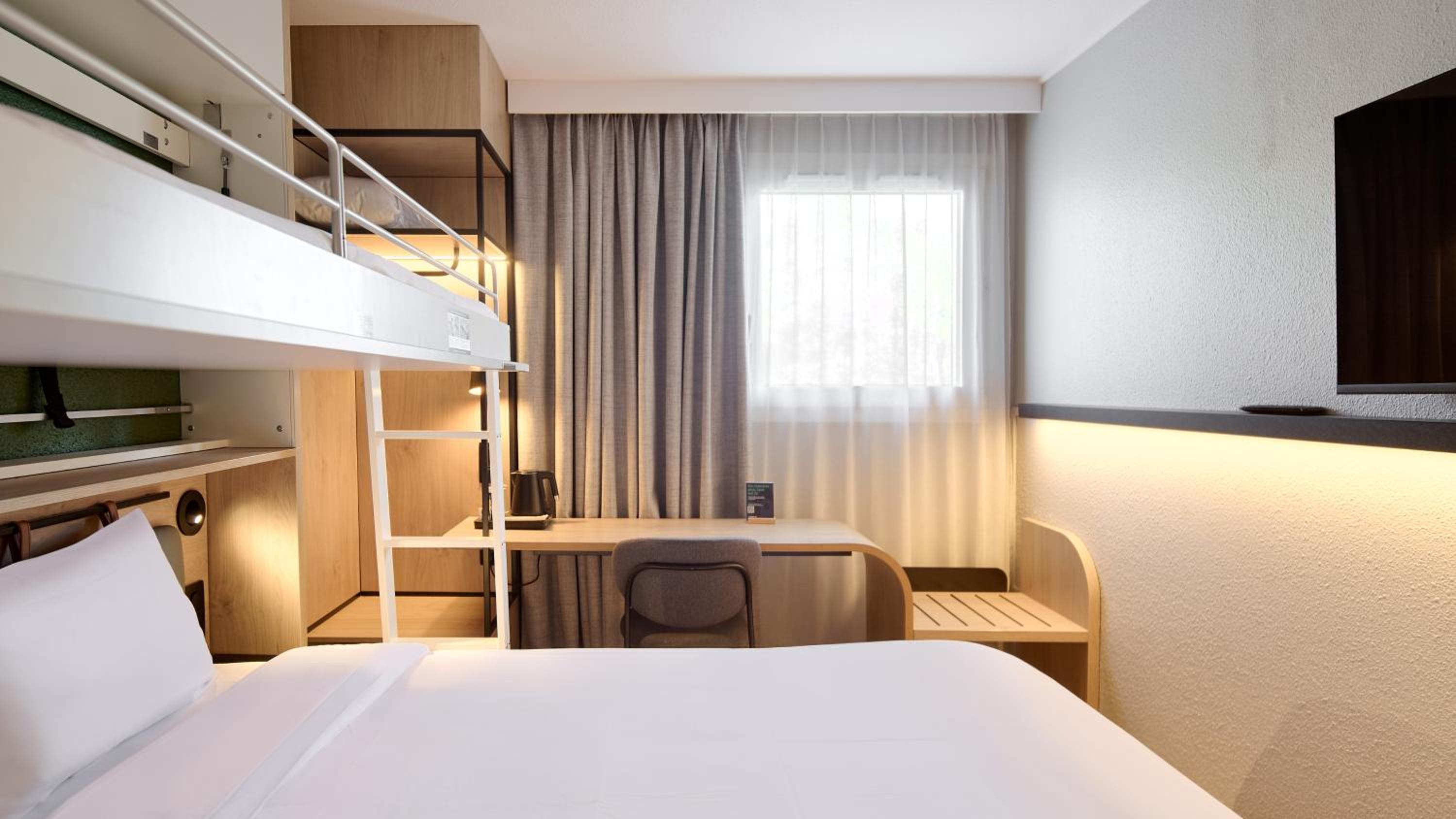 Standard Room - 1 Queen Bed 1 Bunk Bed - Photo 5