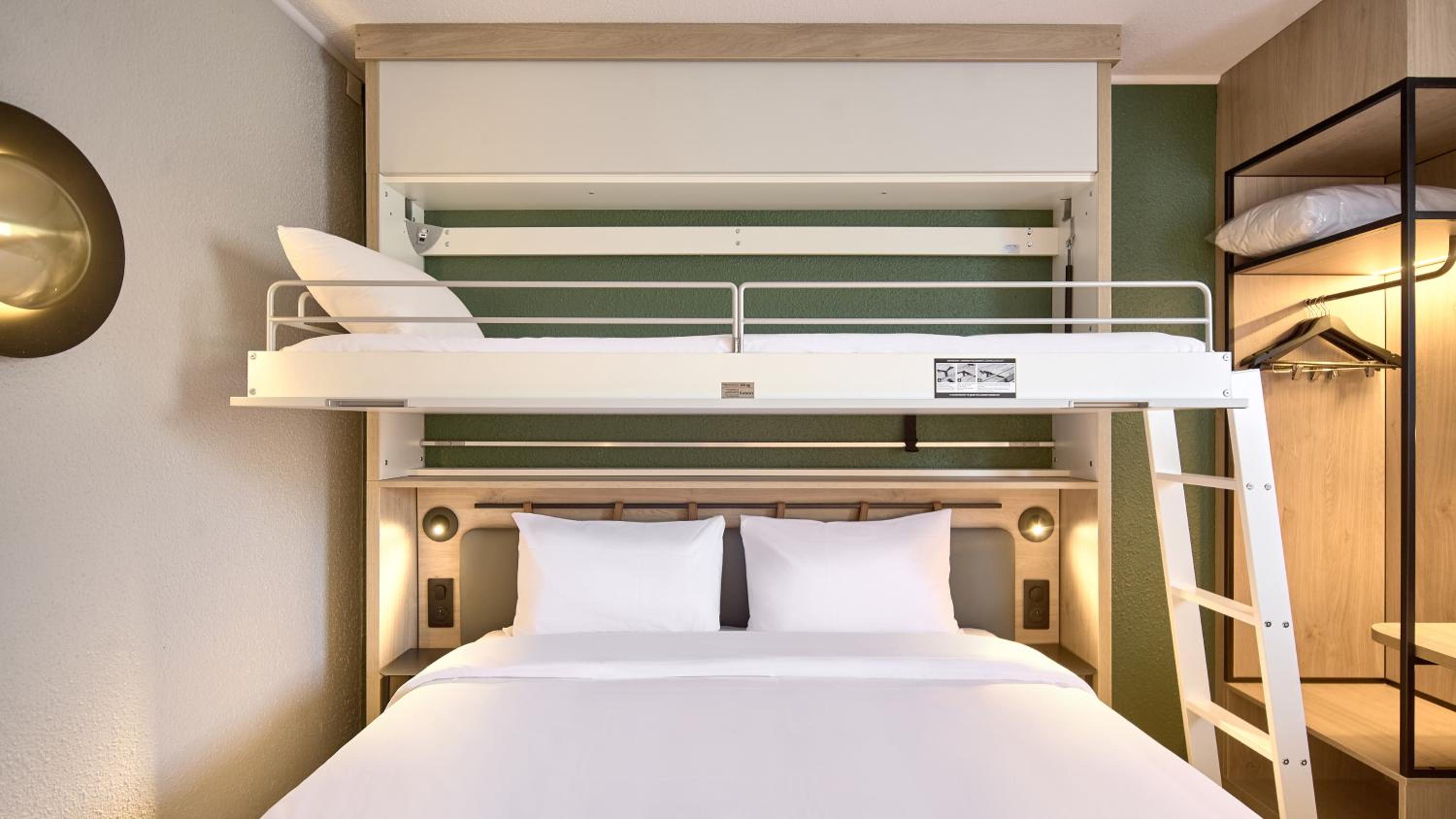 Standard Room - 1 Queen Bed 1 Bunk Bed - Photo 7
