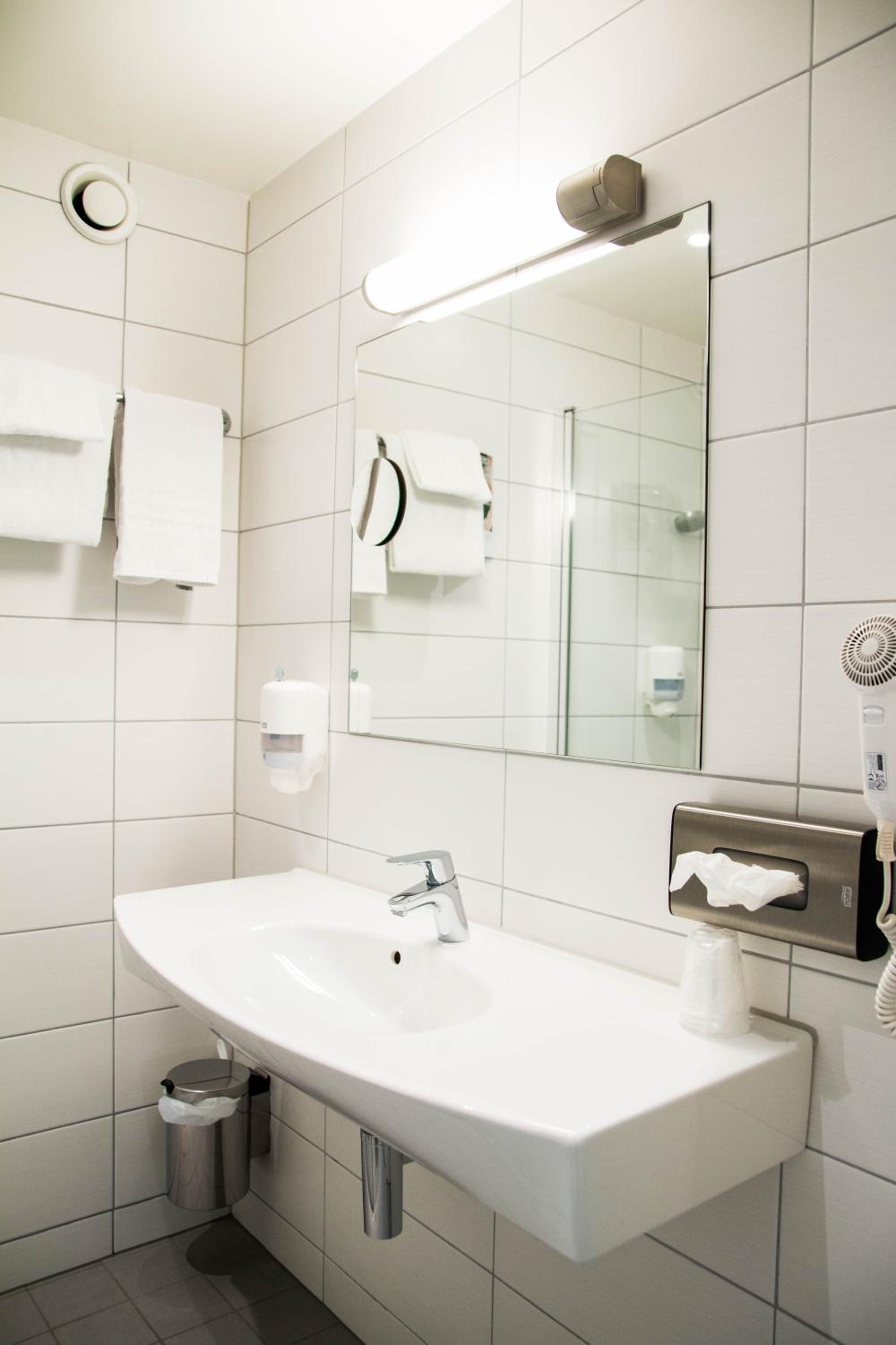 Compact Double Room - Photo 3