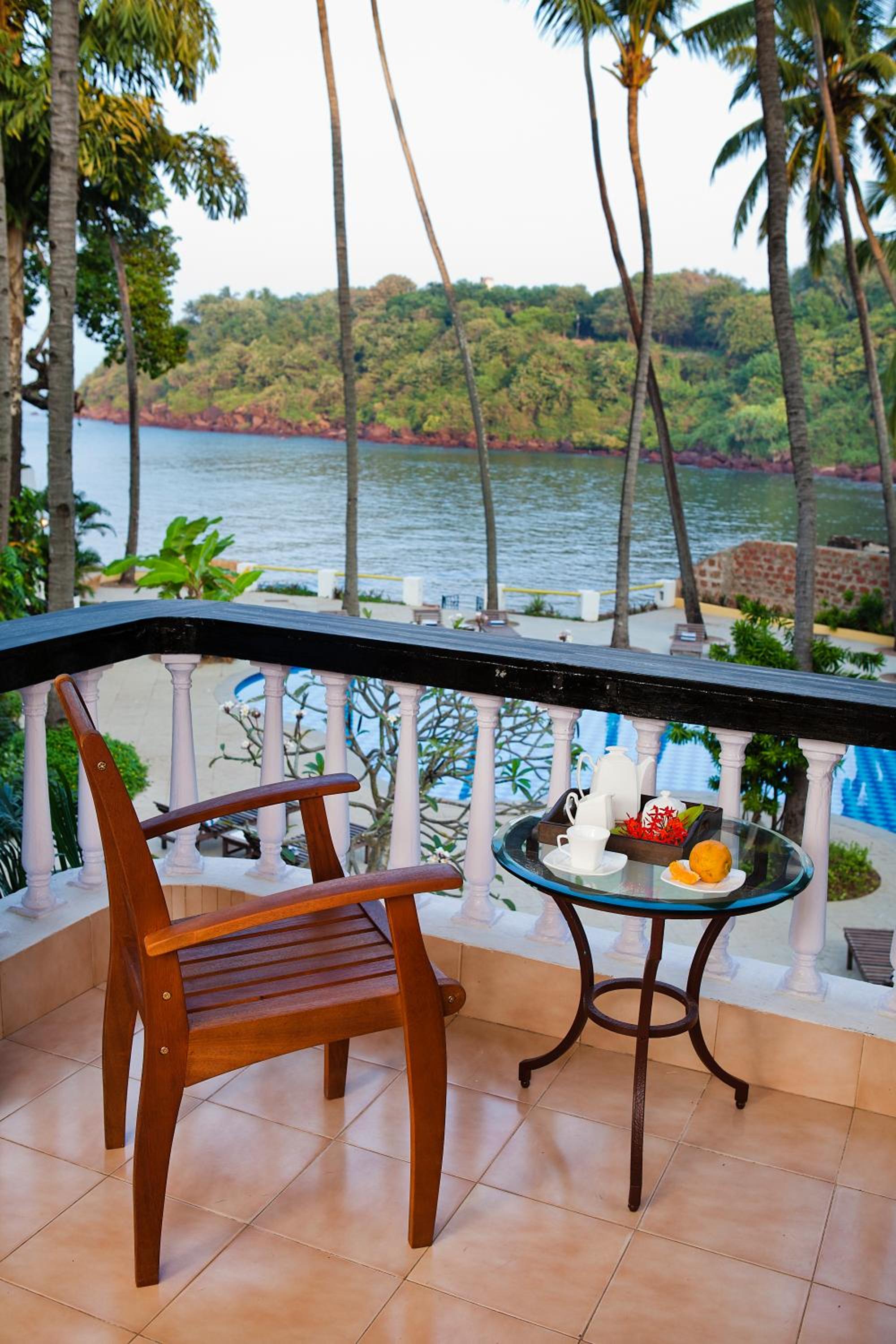Deluxe Room with Pool View (Happy Hours with 1+1 offer on Alcoholic Beverages, Soft Beverages and  Complimentary Pint  of Beer on arrival) photo 2