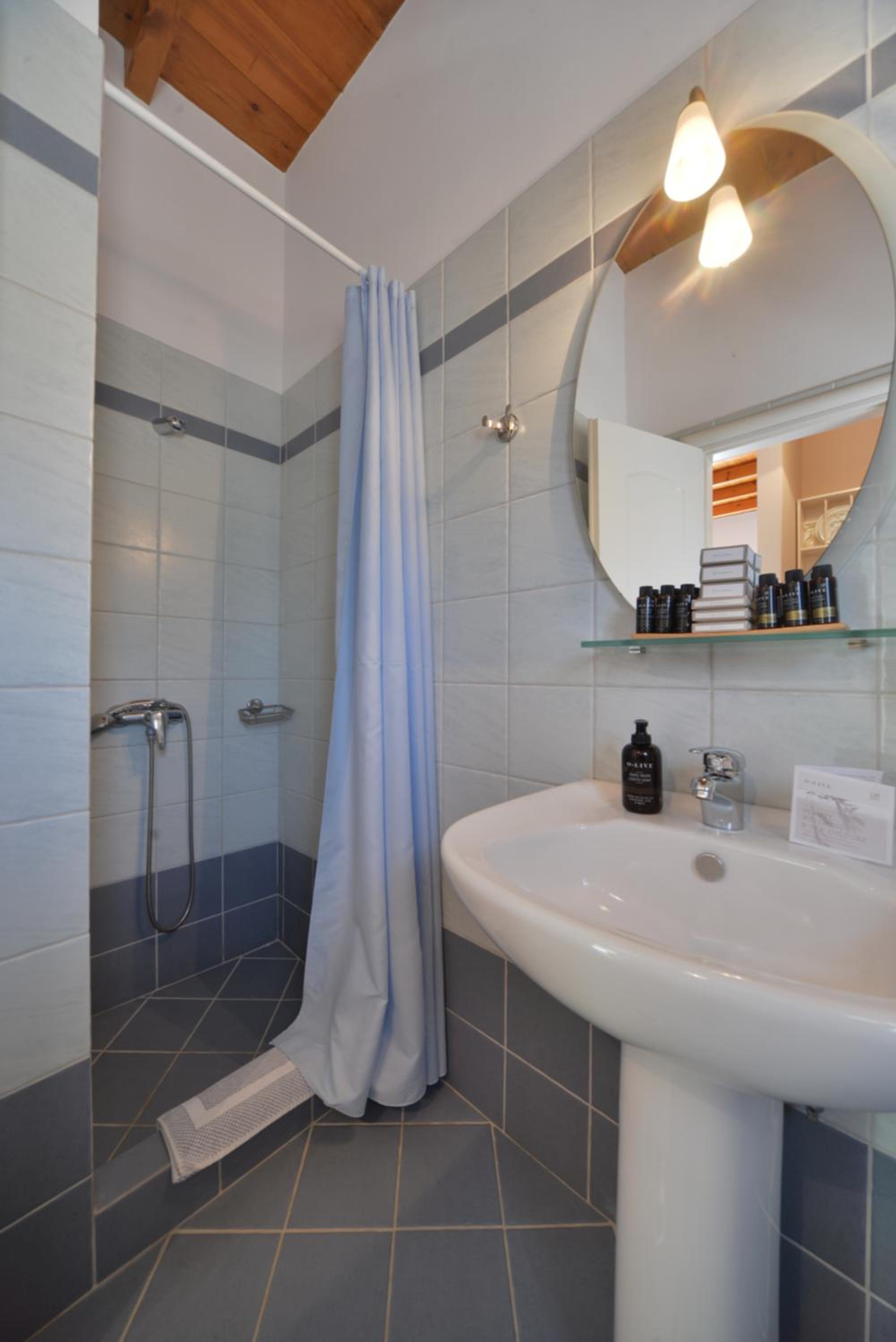 One-Bedroom Apartment (3 Adults) with Garden View photo 3