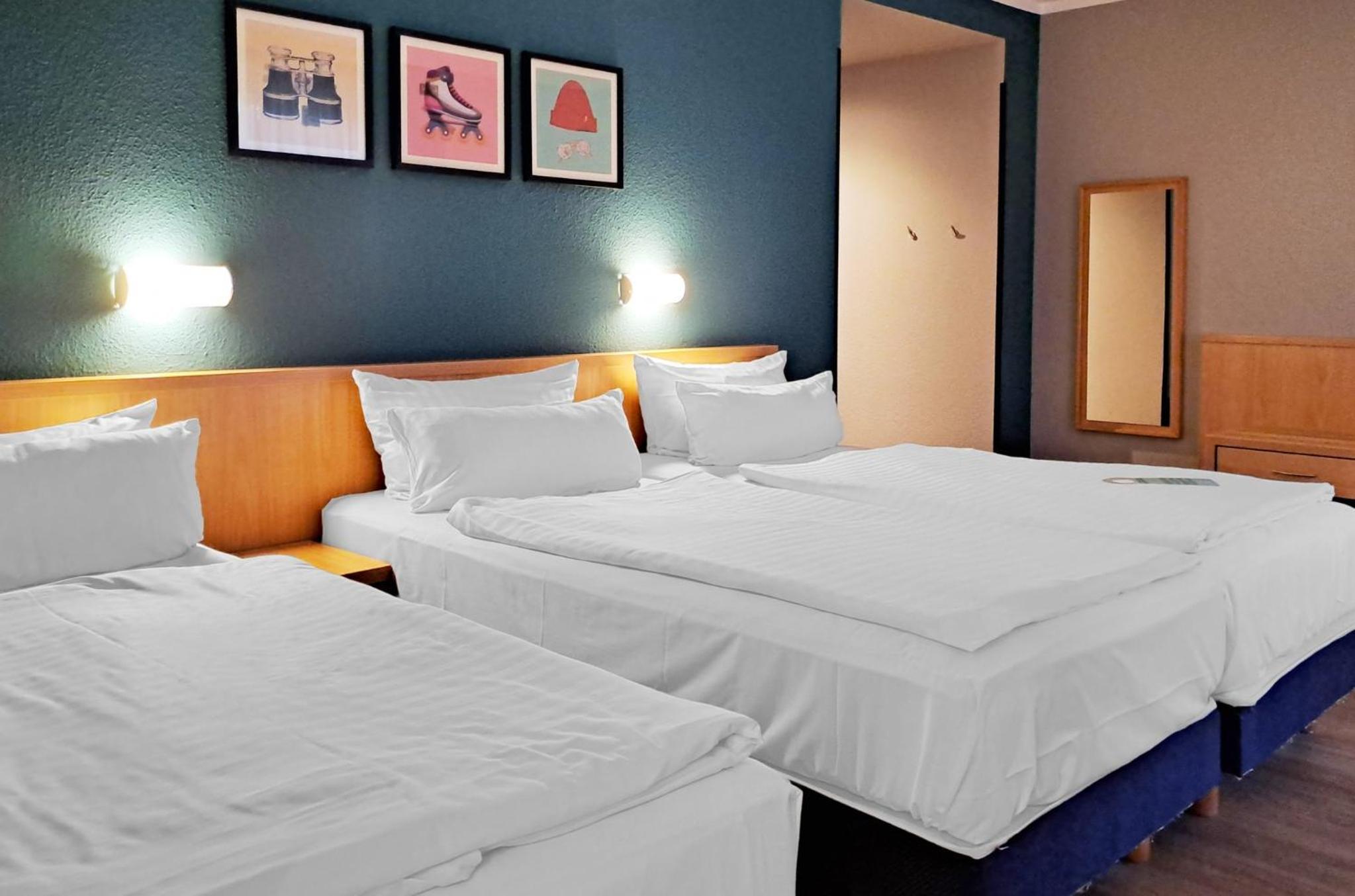 Standard Room with Three Single Beds - Accessible - Photo 7