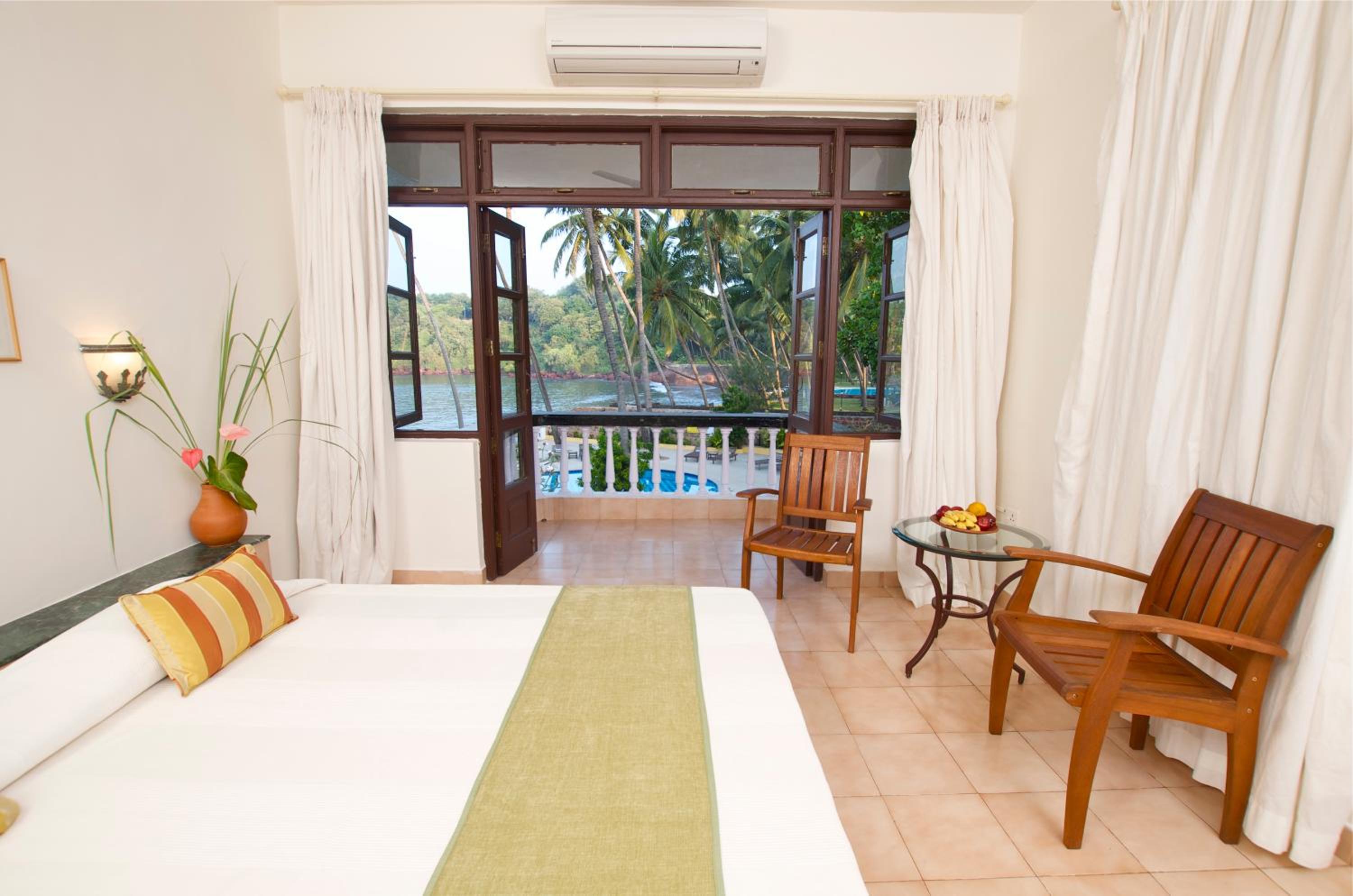 Deluxe Room with Pool View (Happy Hours with 1+1 offer on Alcoholic Beverages, Soft Beverages and  Complimentary Pint  of Beer on arrival) photo 3