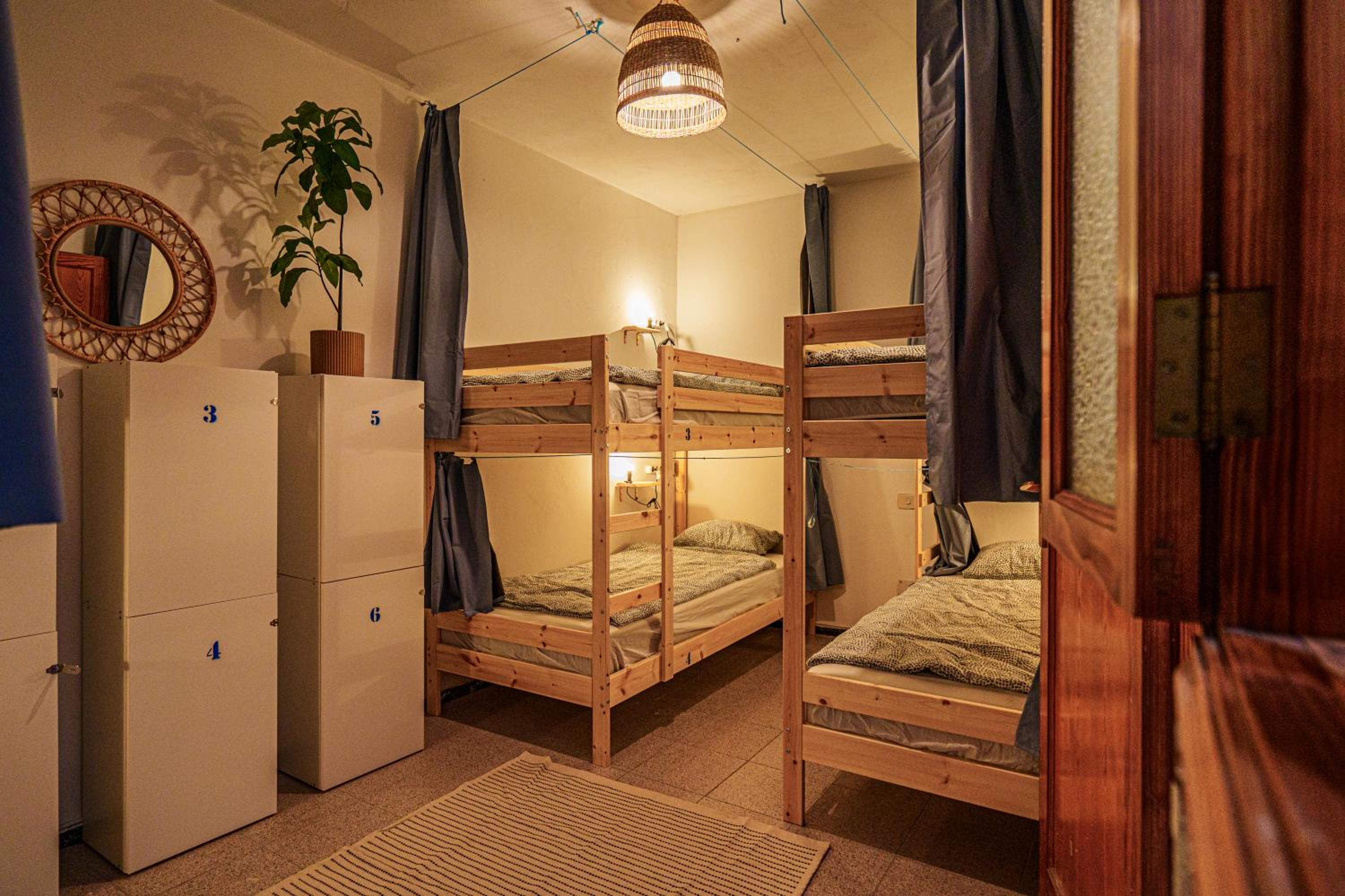 Cama individual en habitación compartida de 6 camas.