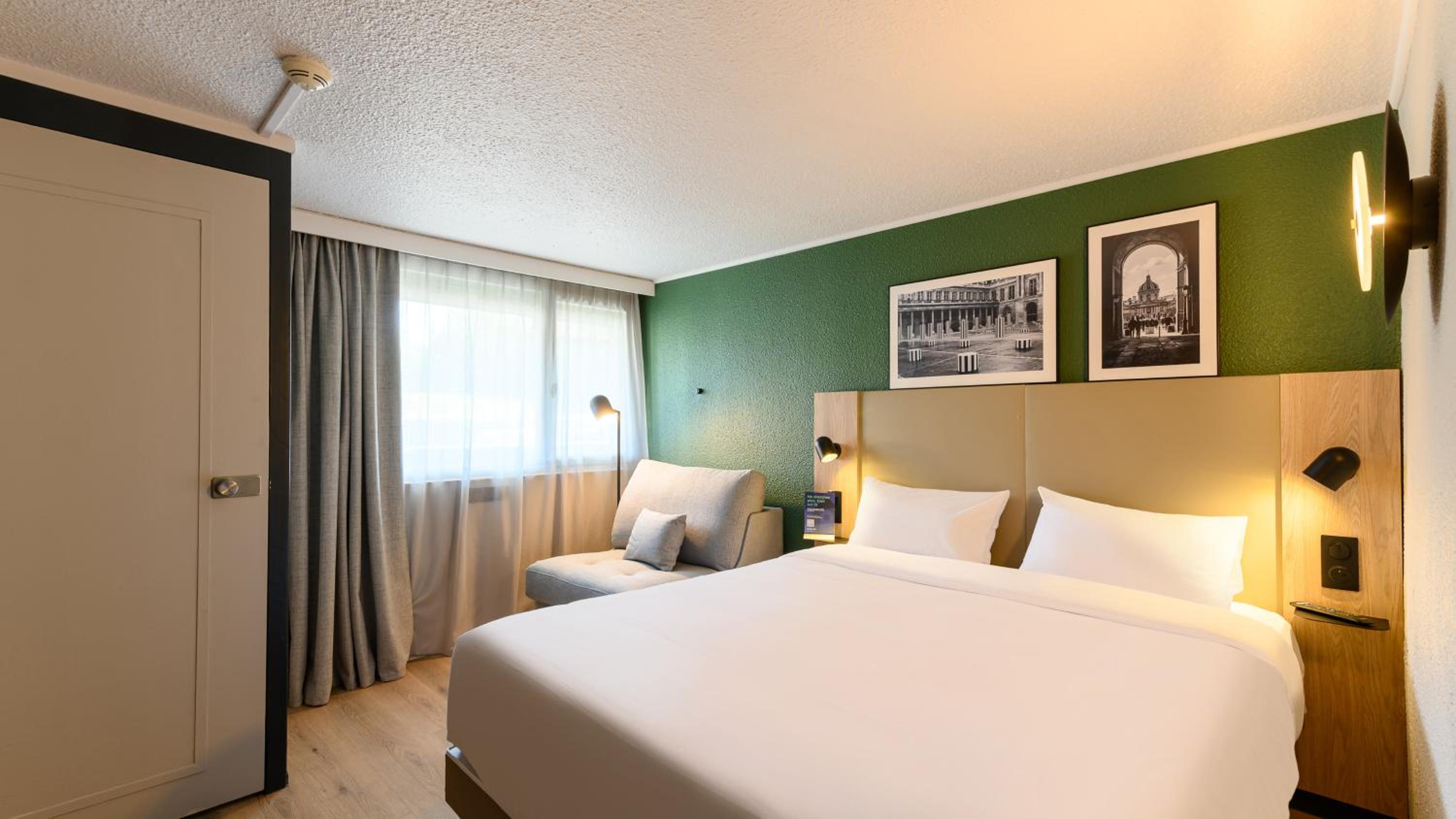 Standard Room with One Queen Bed and One Sofa Bed - Photo 3