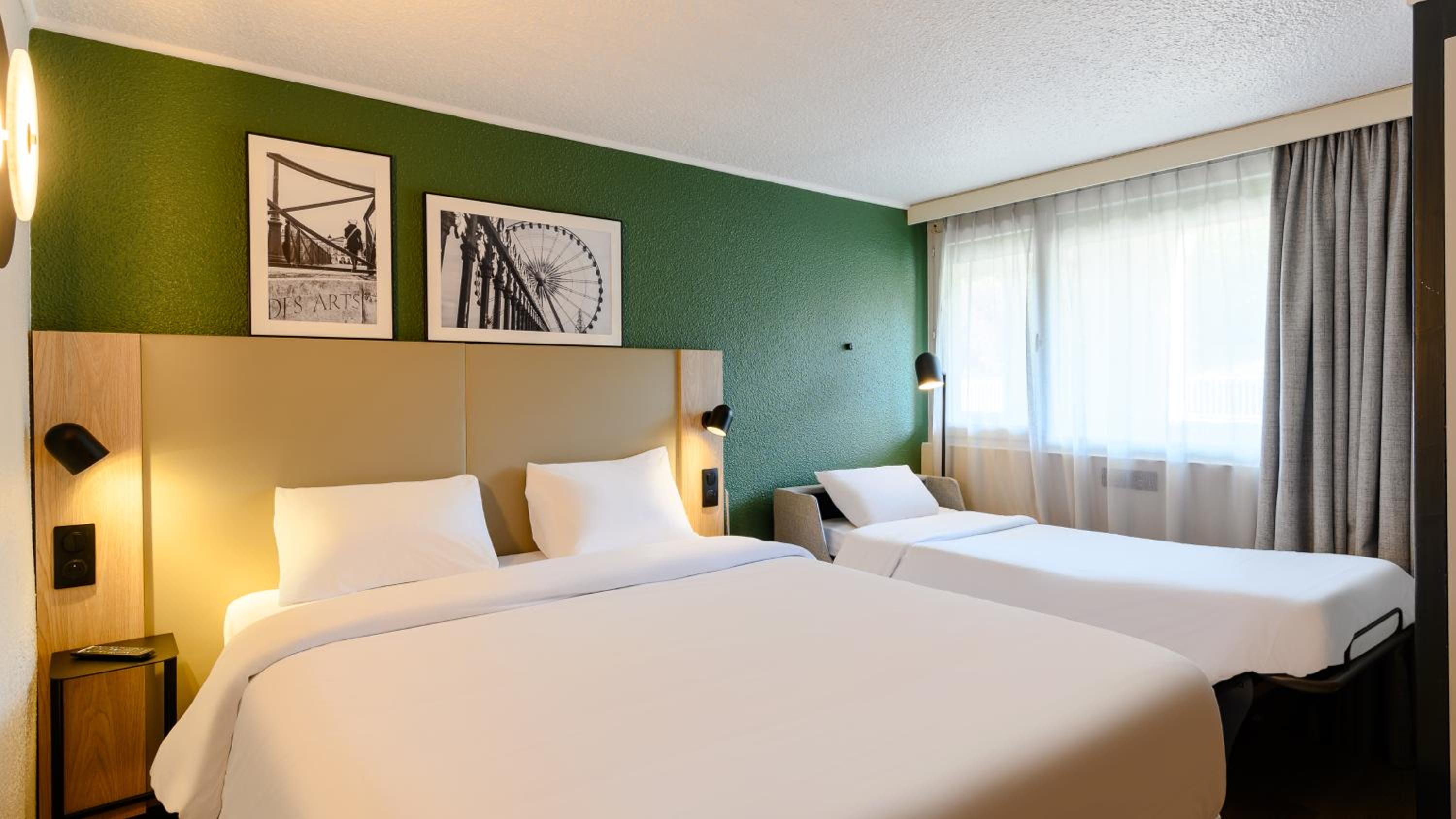 Standard Room with One Queen Bed and One Sofa Bed - Photo 4