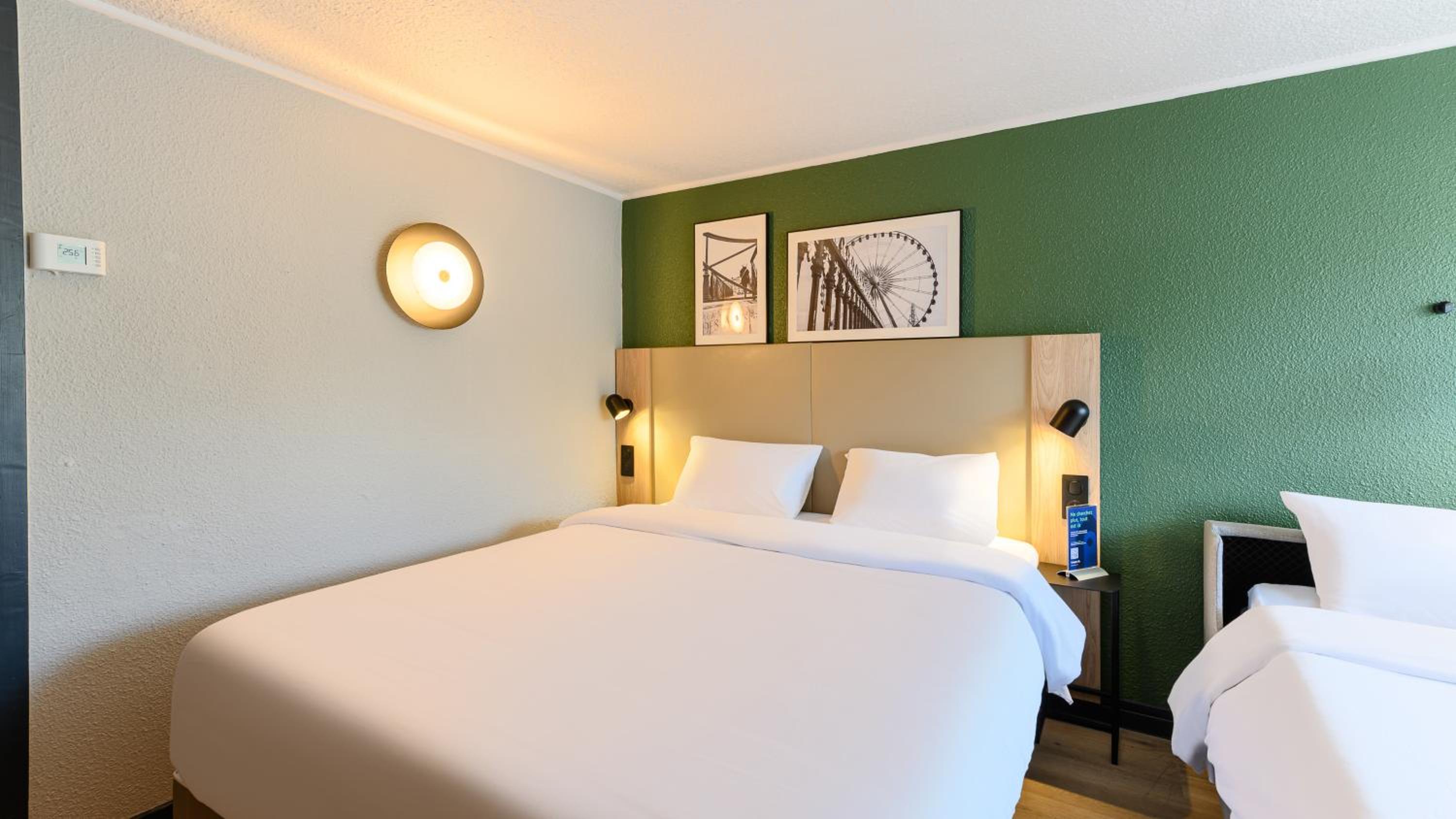Standard Room with One Queen Bed and One Sofa Bed - Photo 5