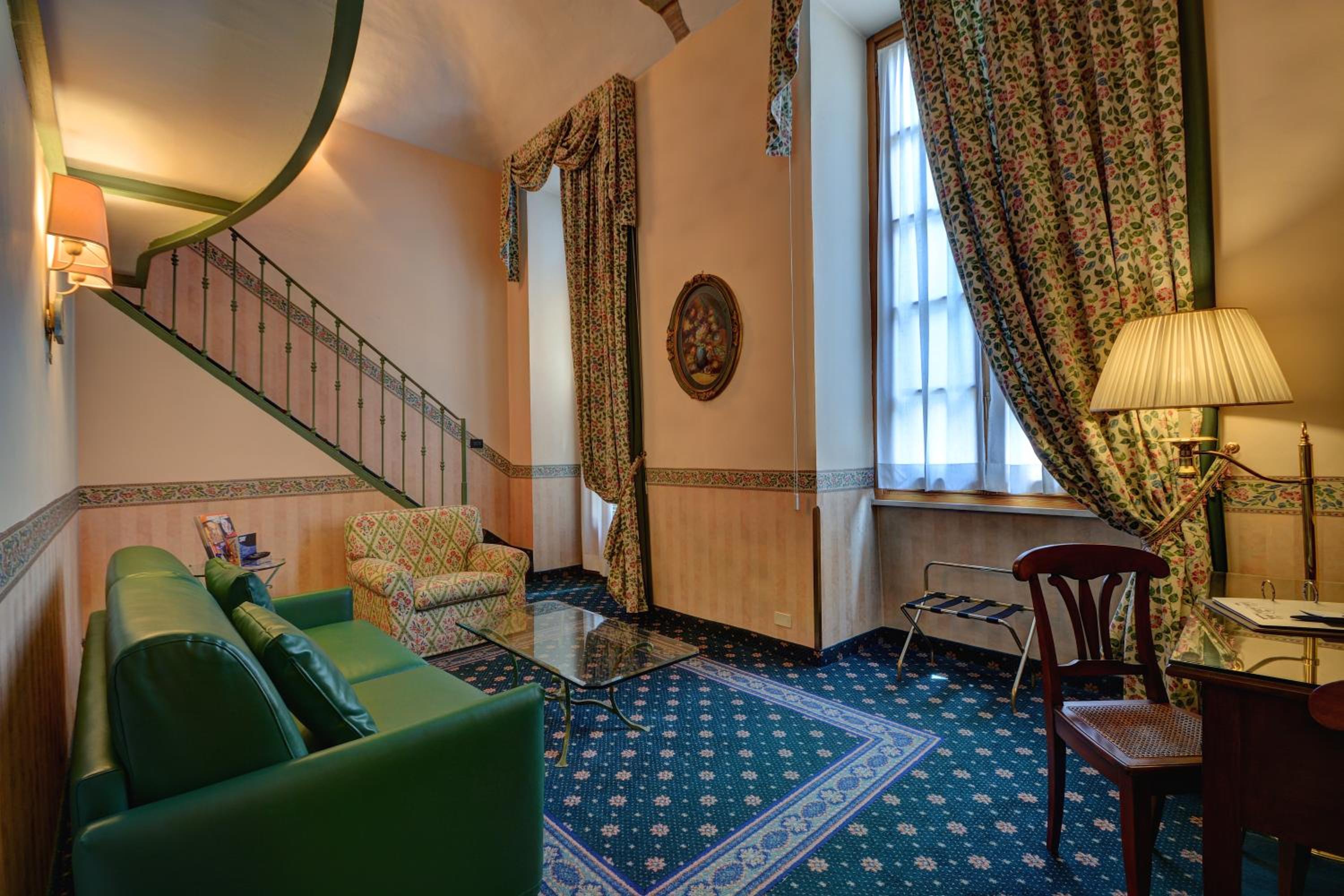 Junior Queen Suite - Photo 2