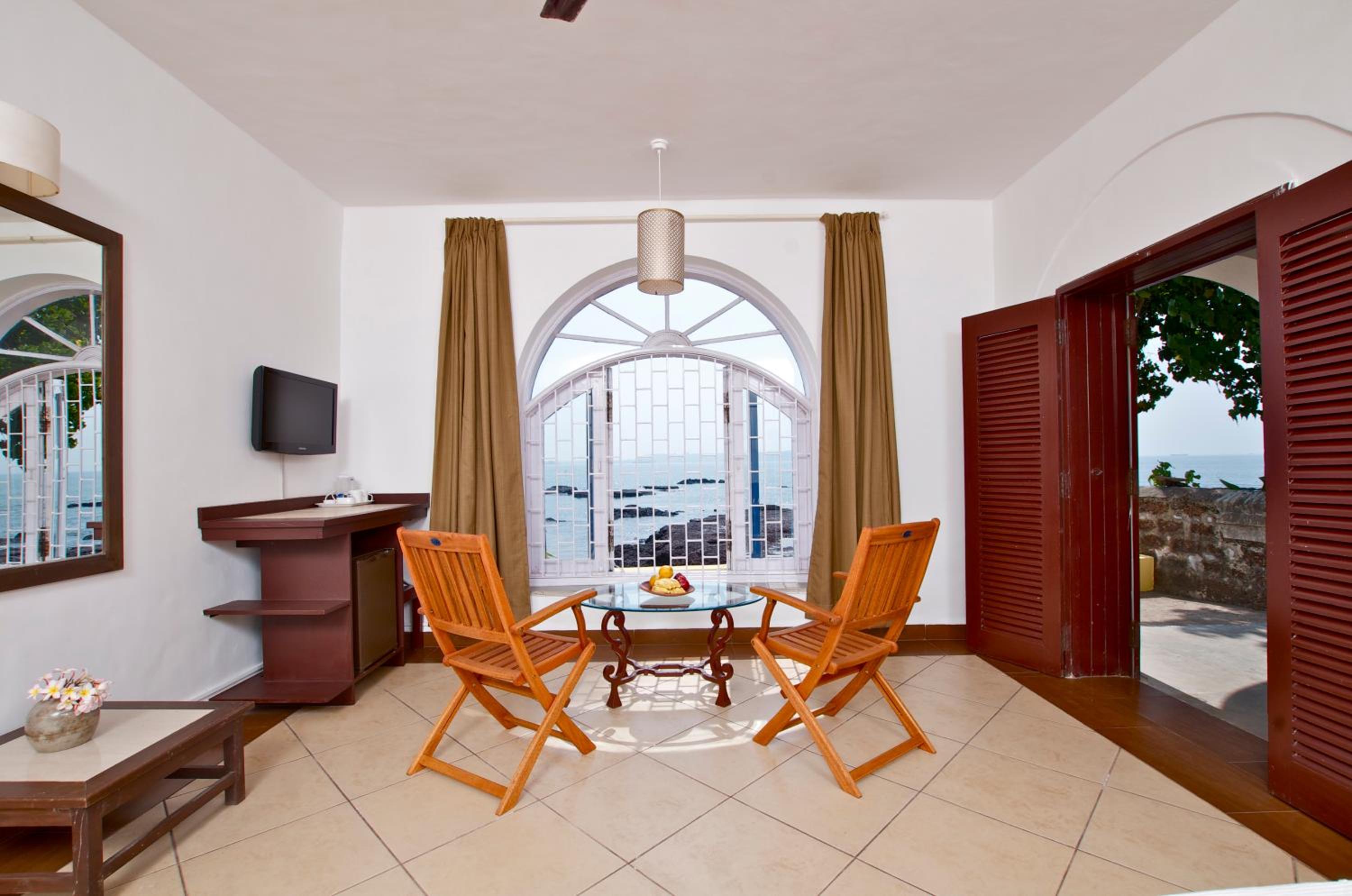 Double or Twin Room with Harbor View (Happy Hours with 1+1 offer on Alcoholic Beverages, Soft Beverages and Complimentary Pint of Beer on arrival) photo 2