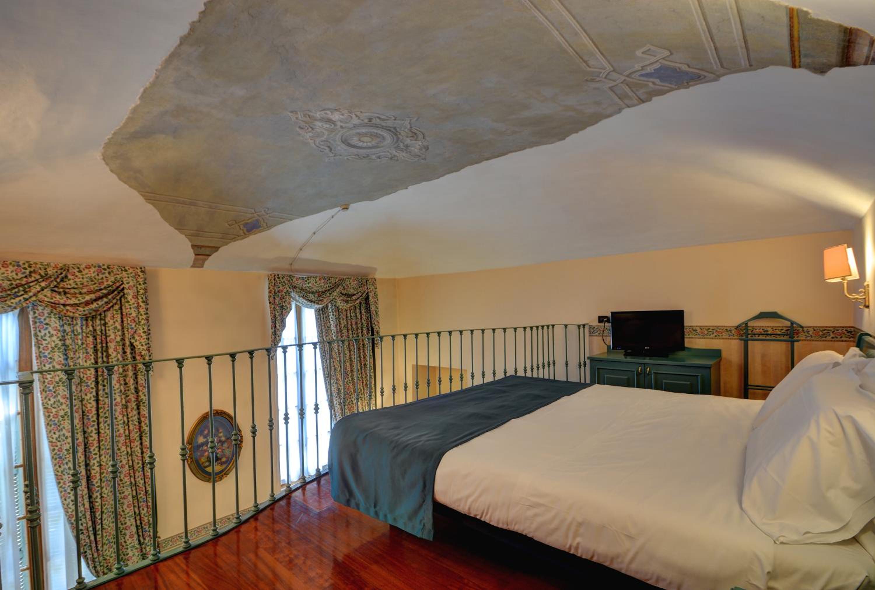 Junior Queen Suite - Photo 5