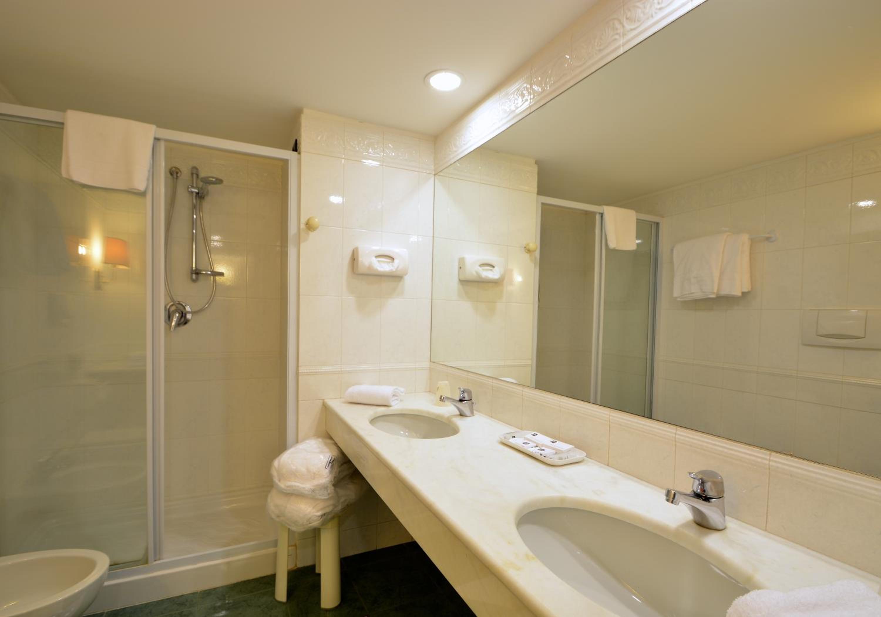 Junior Queen Suite - Photo 3
