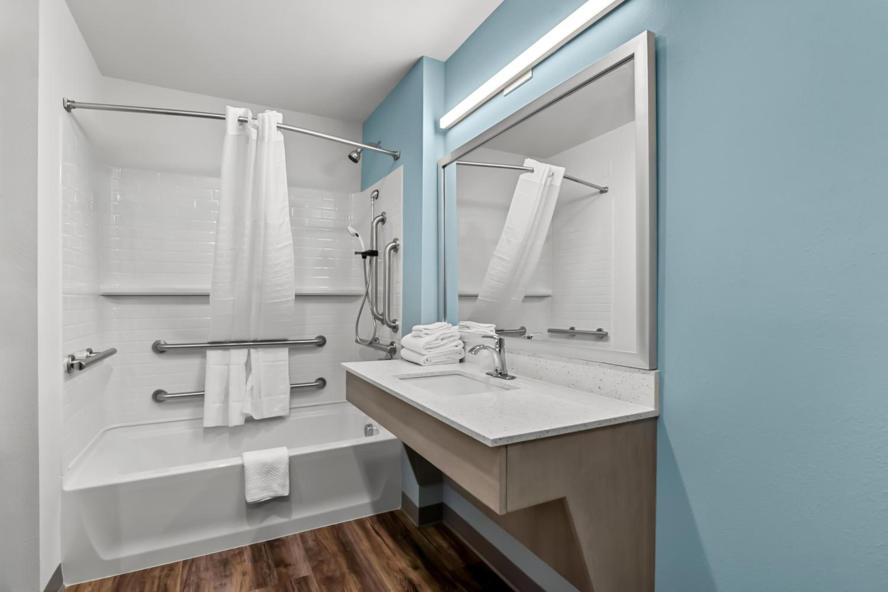 Queen Suite with Two Queen Beds and Tub - Disability Access/Non Smoking photo 3