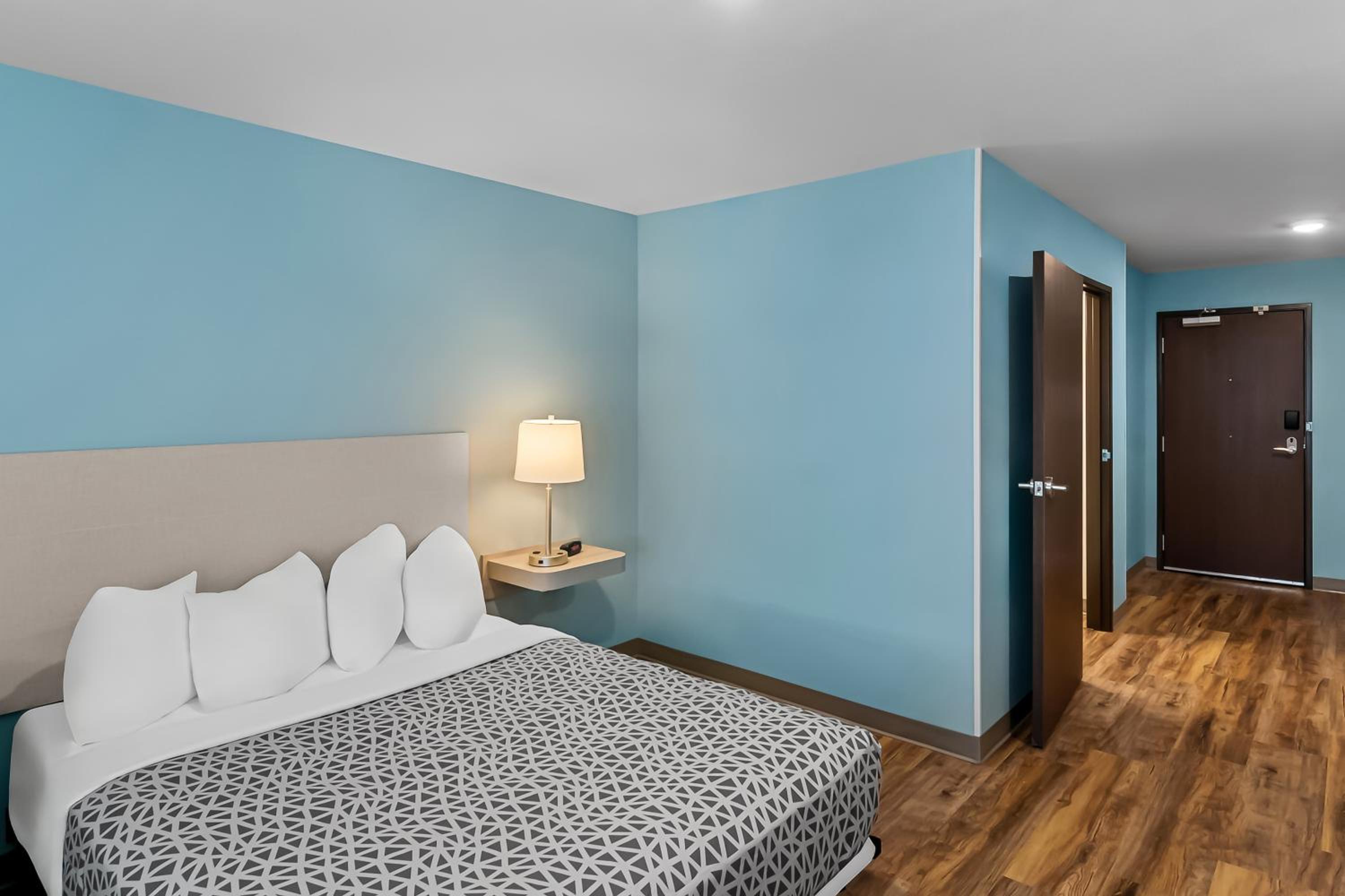 Queen Suite with Roll-In Shower - Disability Access/Non Smoking photo 3