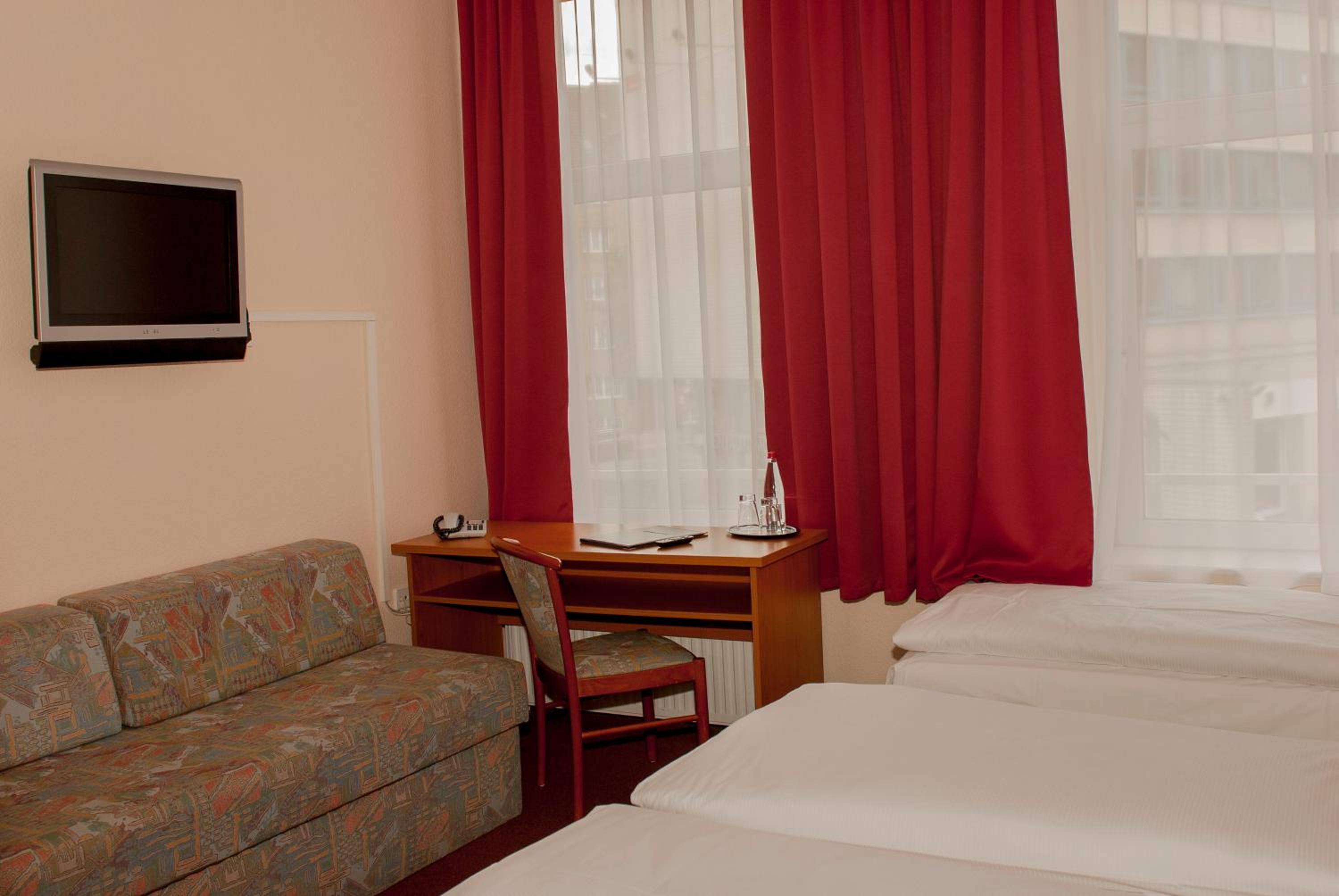 Triple Room thumbnail 6