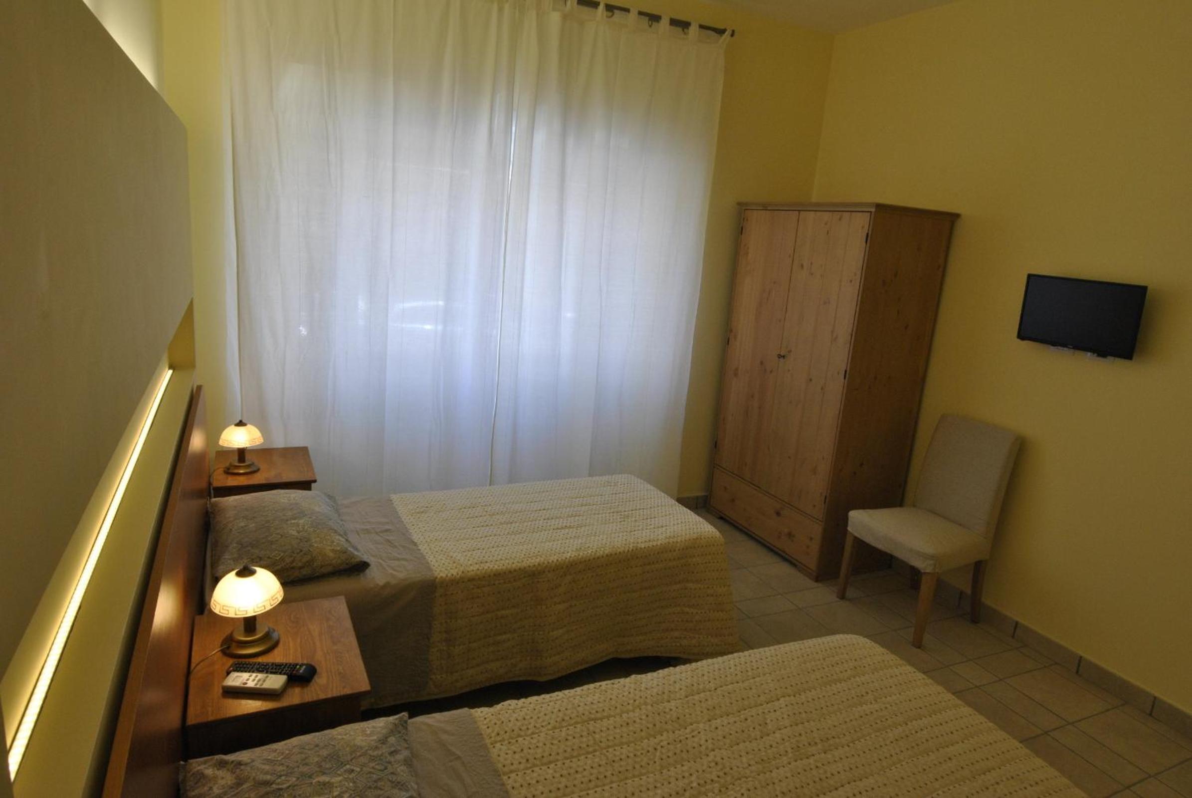 Double or Twin Room with Private Bathroom photo 3