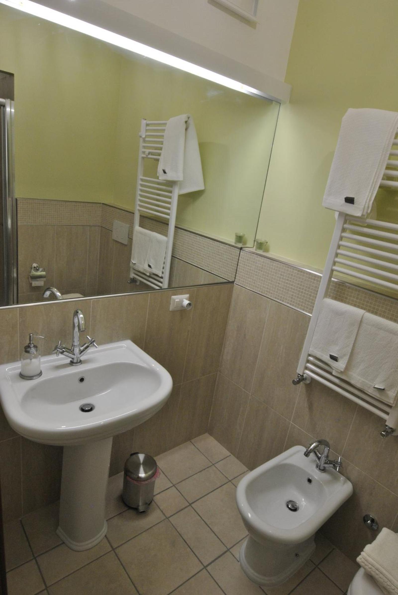 Double or Twin Room with Private Bathroom photo 3