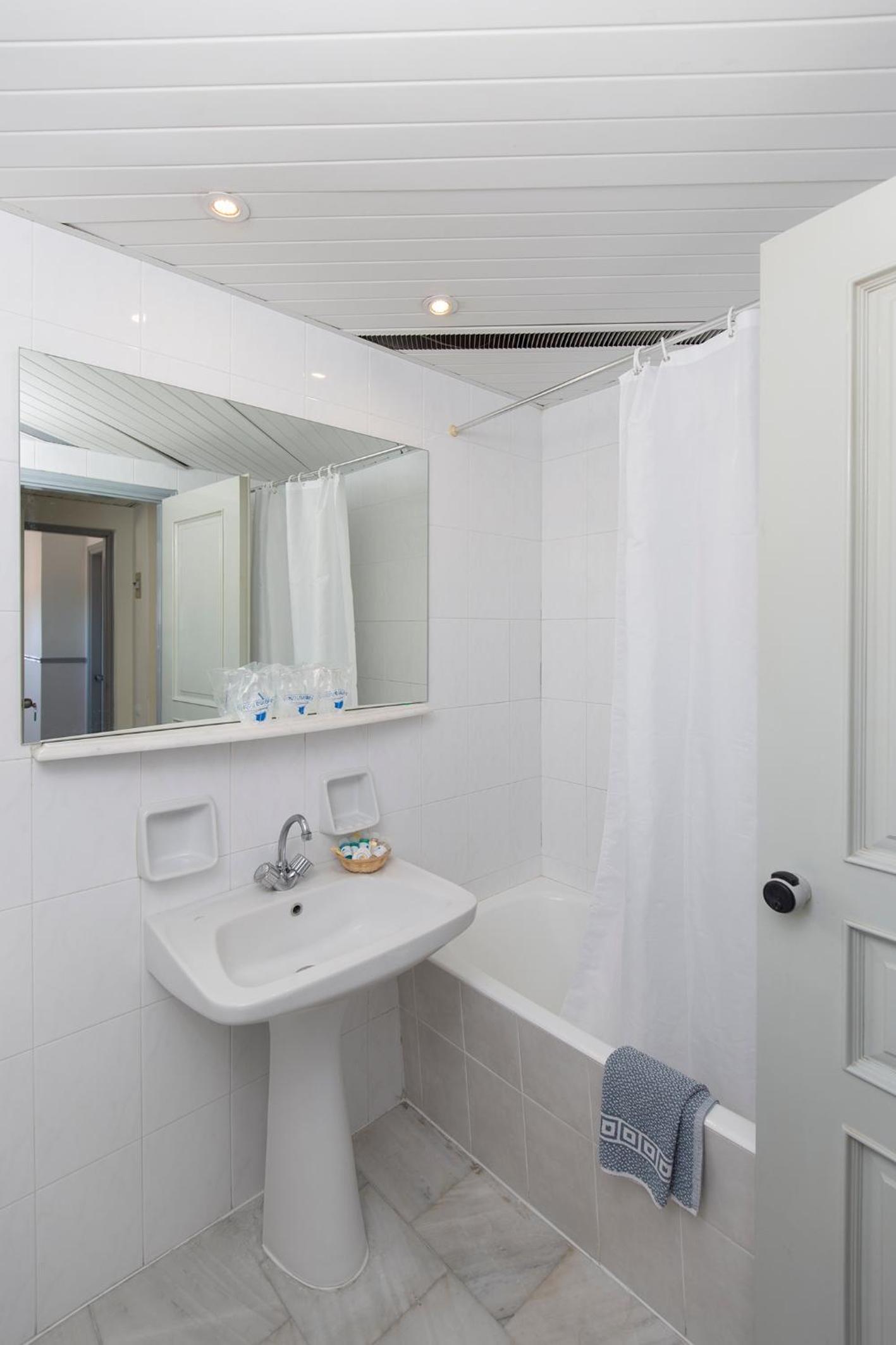 Twin Room with Sea View - Photo 6