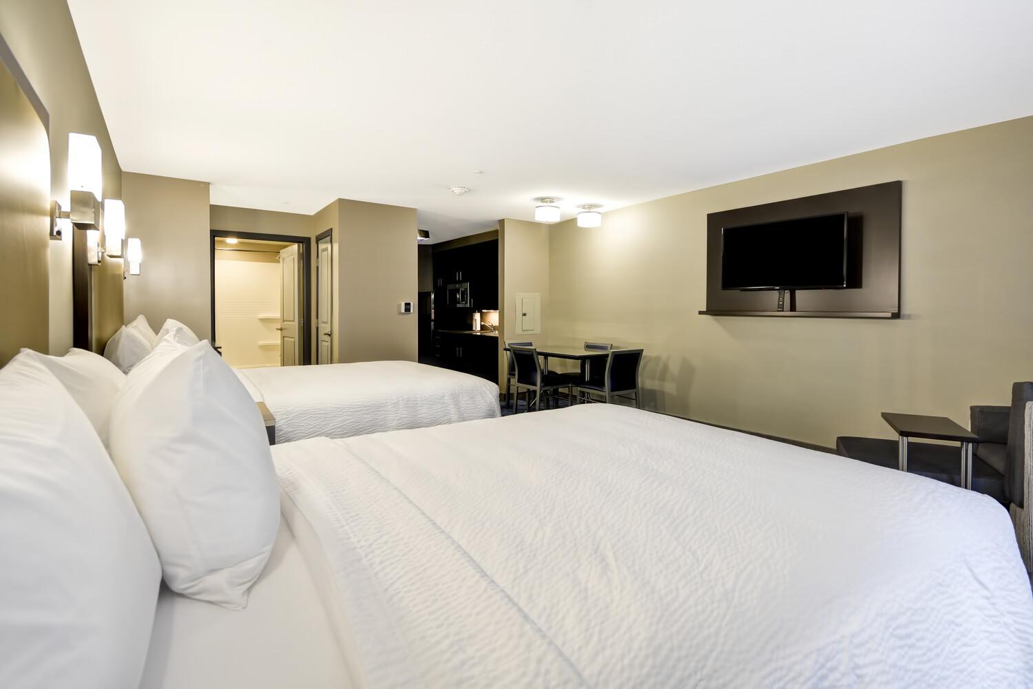 Studio Room with Two Queen Beds and Adapted Tub– Mobility and Hearing Accessible