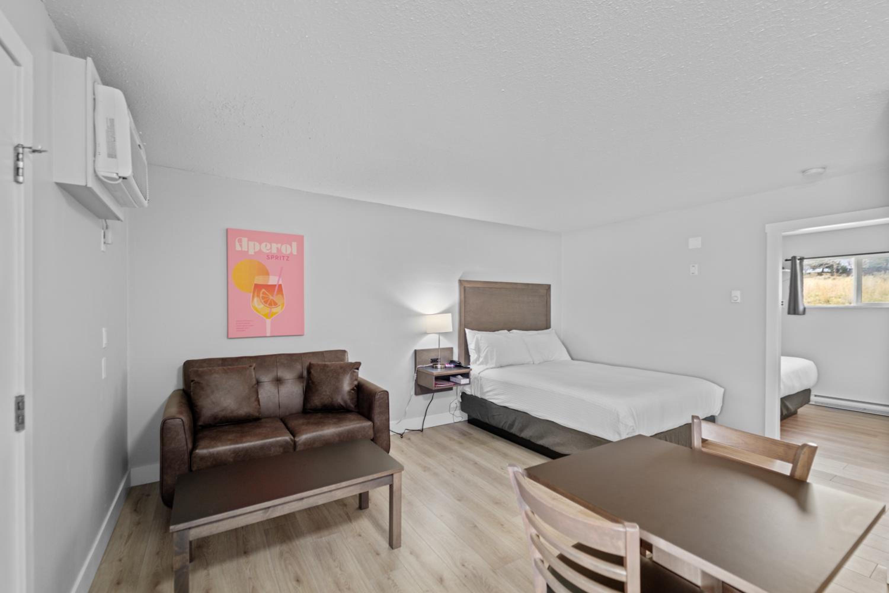 Deluxe Queen Suite photo 1
